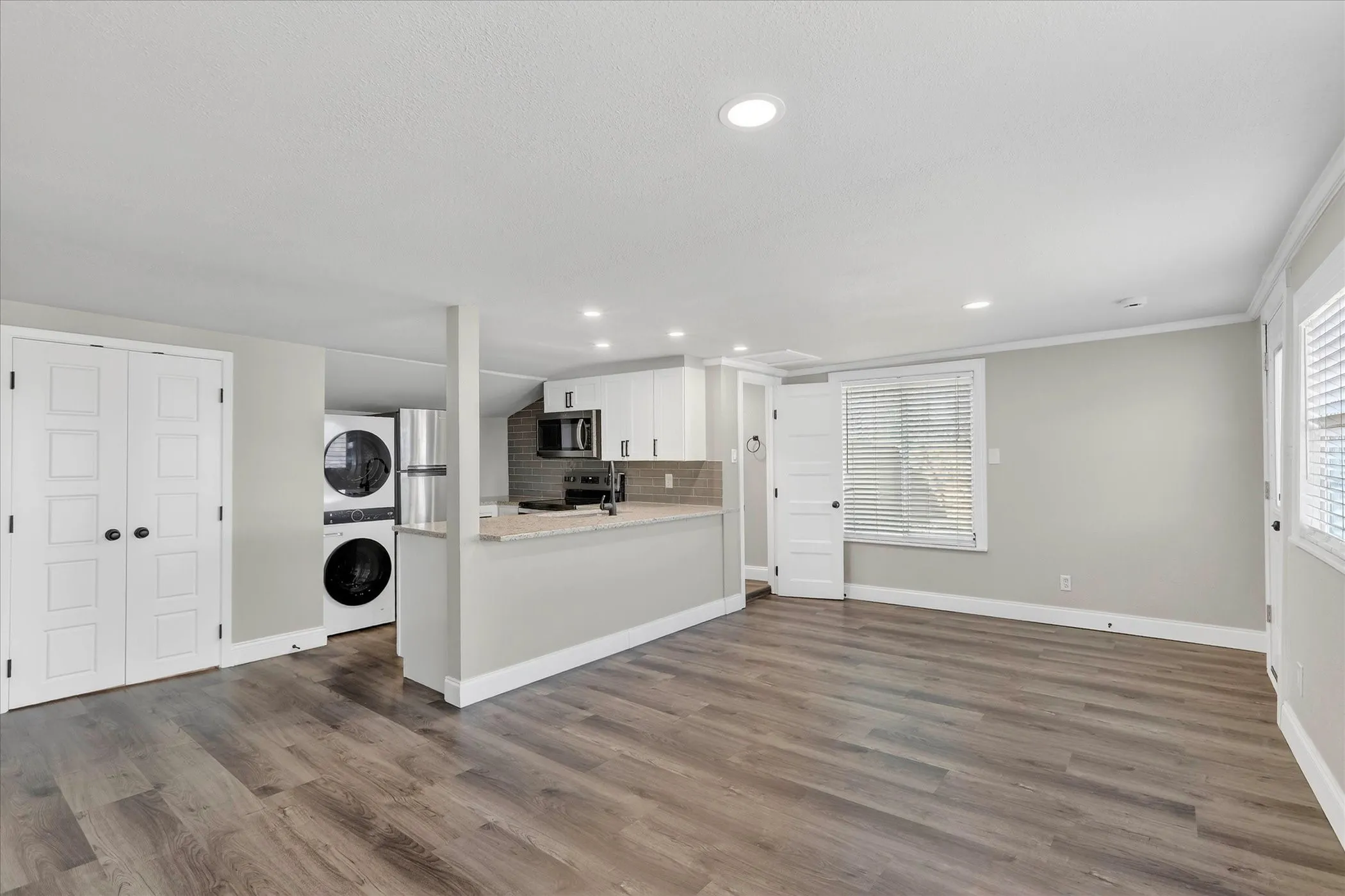 Guesthouse with open concept, and nice vinyl flooring throughout.