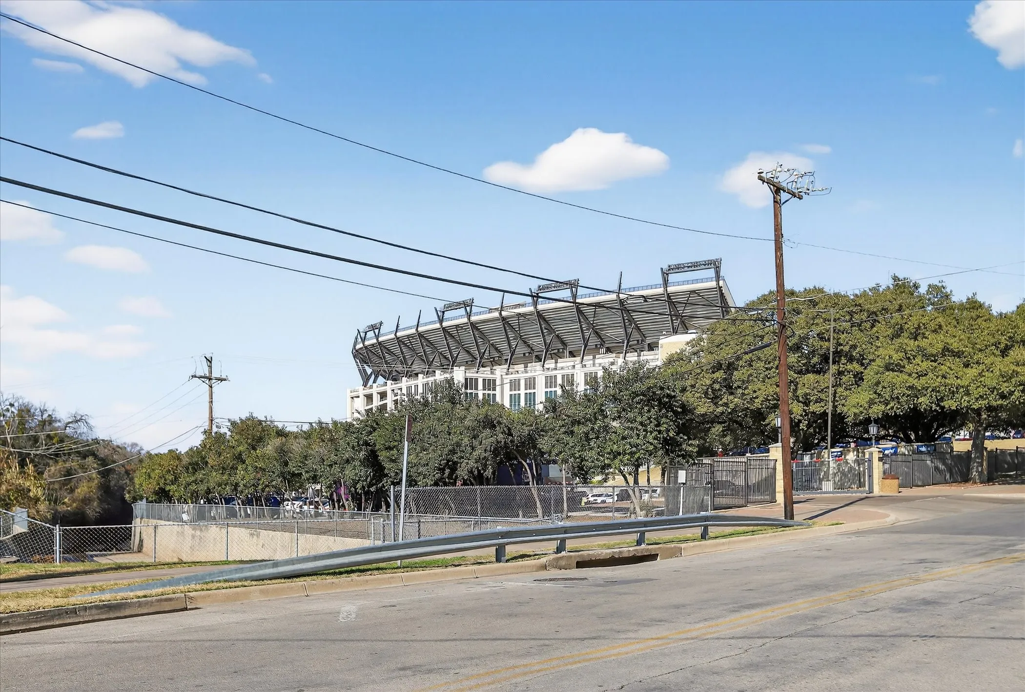 Walking distance to TCU Stadium!