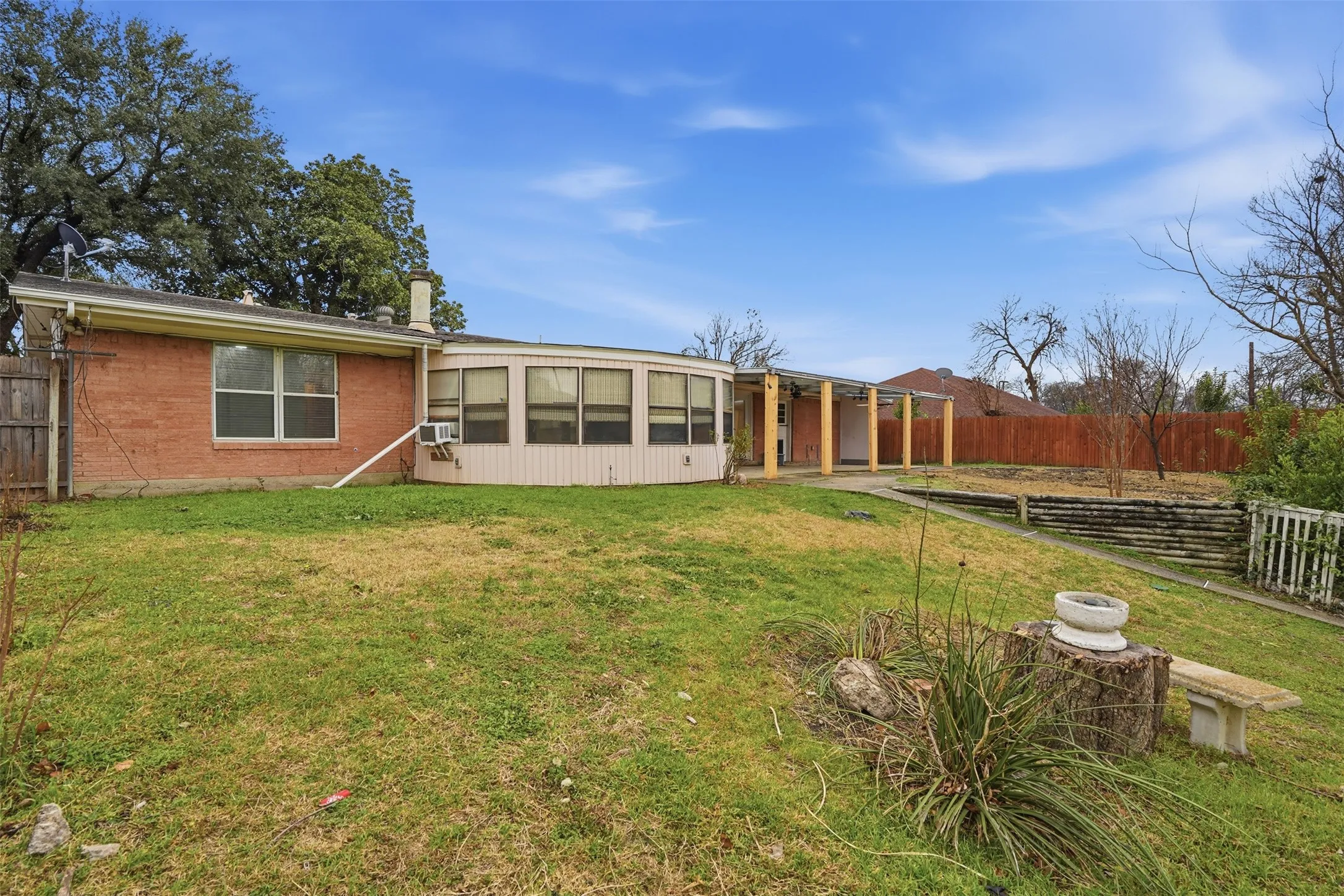 Single Family Residence For Sale in Dallas County , 525 W Ridgewood Drive, Garland, Texas 75041, 3 Bedrooms, 2 Bathrooms, 2 Garage spaces, 1,734 Sqft, built in 1958, Preowned, Price $299,999, mls#21158644, Real Estate Agent in Garland, Homes For Sale in Dallas county, Homes For Sale in Garland, Realtor in Garland Texas, Real Estate Brokerage Independent Realty Texas, Luminita Cordes Realtor