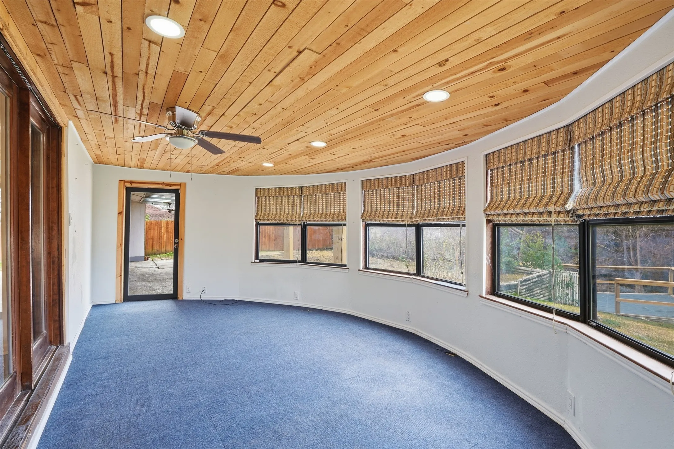 Single Family Residence For Sale in Dallas County , 525 W Ridgewood Drive, Garland, Texas 75041, 3 Bedrooms, 2 Bathrooms, 2 Garage spaces, 1,734 Sqft, built in 1958, Preowned, Price $299,999, mls#21158644, Real Estate Agent in Garland, Homes For Sale in Dallas county, Homes For Sale in Garland, Realtor in Garland Texas, Real Estate Brokerage Independent Realty Texas, Luminita Cordes Realtor