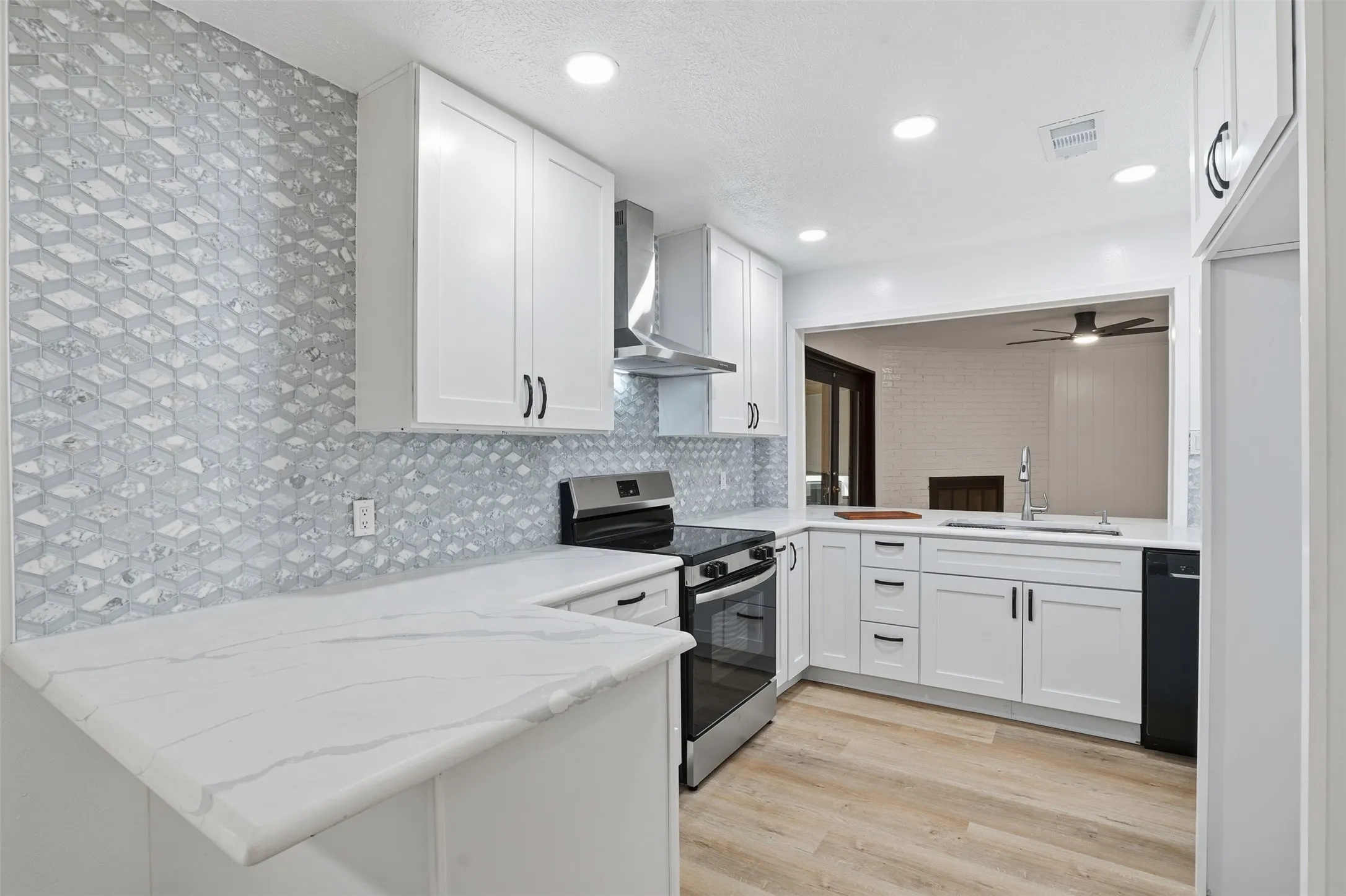Single Family Residence For Sale in Dallas County , 525 W Ridgewood Drive, Garland, Texas 75041, 3 Bedrooms, 2 Bathrooms, 2 Garage spaces, 1,734 Sqft, built in 1958, Preowned, Price $299,999, mls#21158644, Real Estate Agent in Garland, Homes For Sale in Dallas county, Homes For Sale in Garland, Realtor in Garland Texas, Real Estate Brokerage Independent Realty Texas, Luminita Cordes Realtor