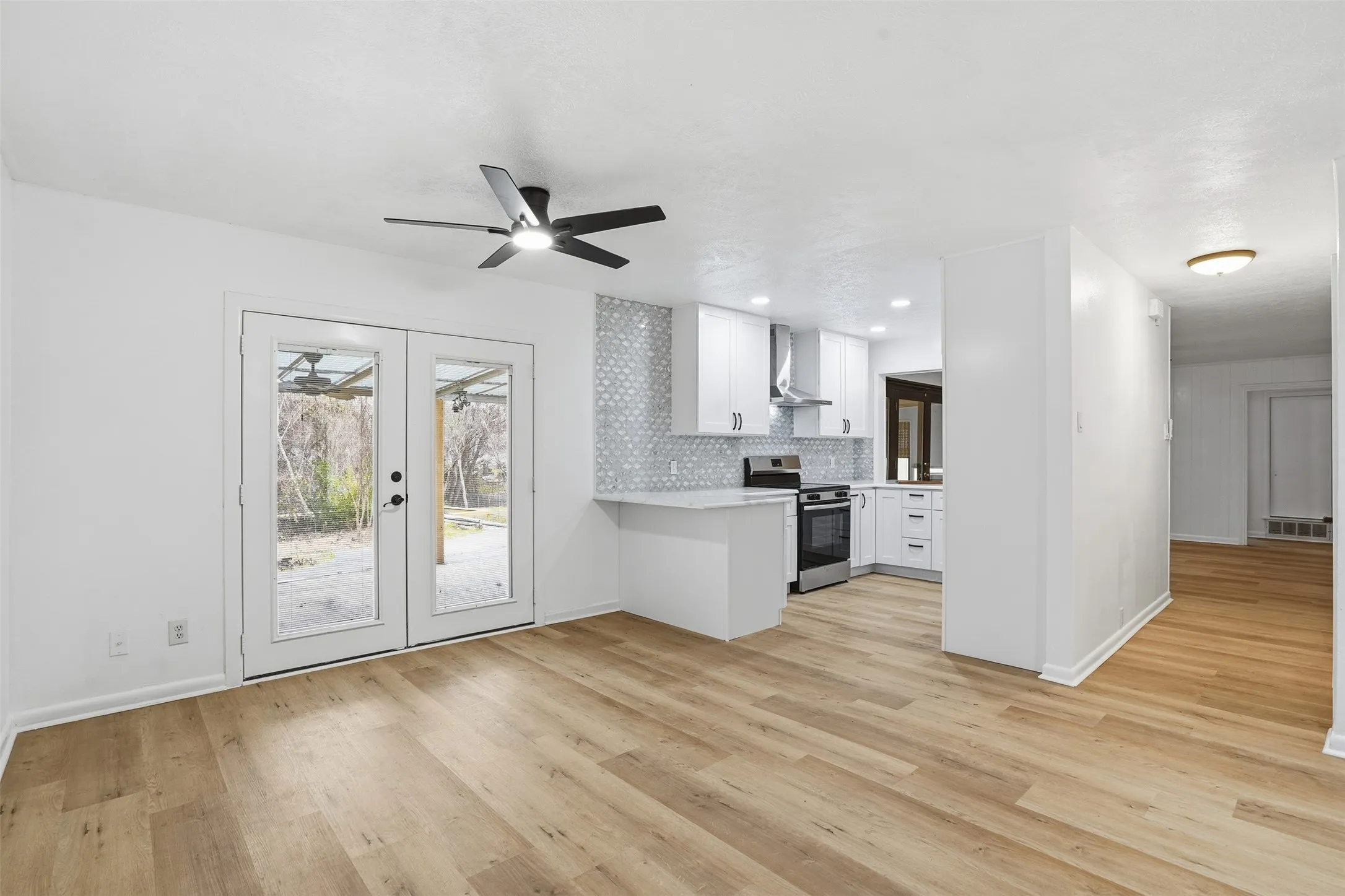 Single Family Residence For Sale in Dallas County , 525 W Ridgewood Drive, Garland, Texas 75041, 3 Bedrooms, 2 Bathrooms, 2 Garage spaces, 1,734 Sqft, built in 1958, Preowned, Price $299,999, mls#21158644, Real Estate Agent in Garland, Homes For Sale in Dallas county, Homes For Sale in Garland, Realtor in Garland Texas, Real Estate Brokerage Independent Realty Texas, Luminita Cordes Realtor