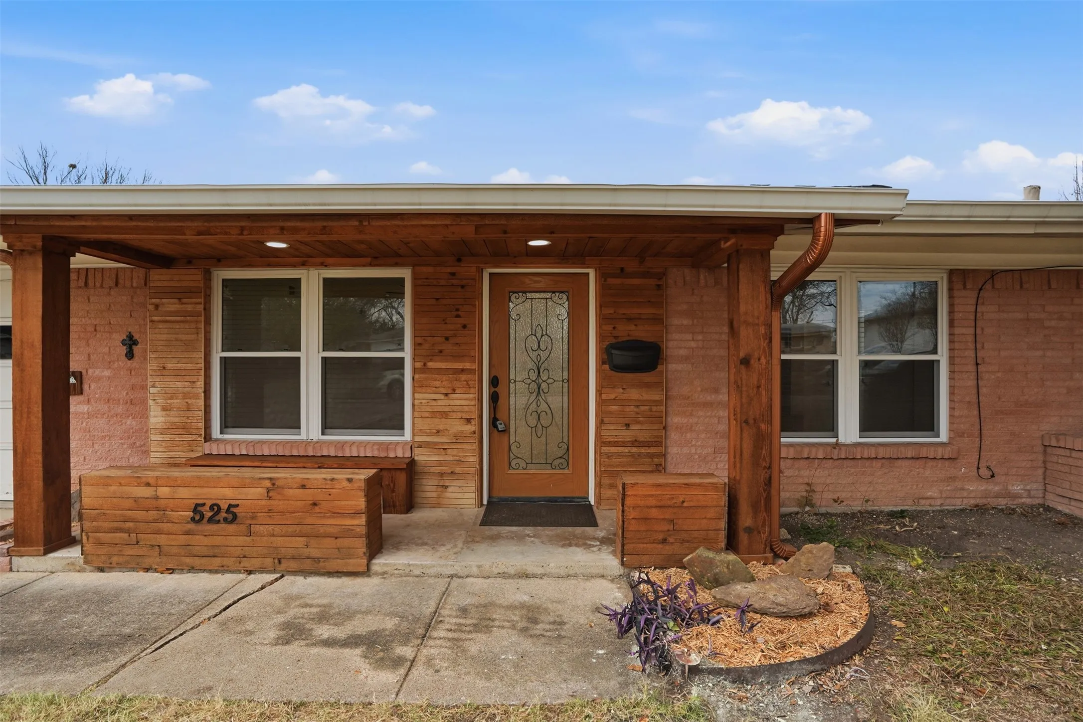 Single Family Residence For Sale in Dallas County , 525 W Ridgewood Drive, Garland, Texas 75041, 3 Bedrooms, 2 Bathrooms, 2 Garage spaces, 1,734 Sqft, built in 1958, Preowned, Price $299,999, mls#21158644, Real Estate Agent in Garland, Homes For Sale in Dallas county, Homes For Sale in Garland, Realtor in Garland Texas, Real Estate Brokerage Independent Realty Texas, Luminita Cordes Realtor