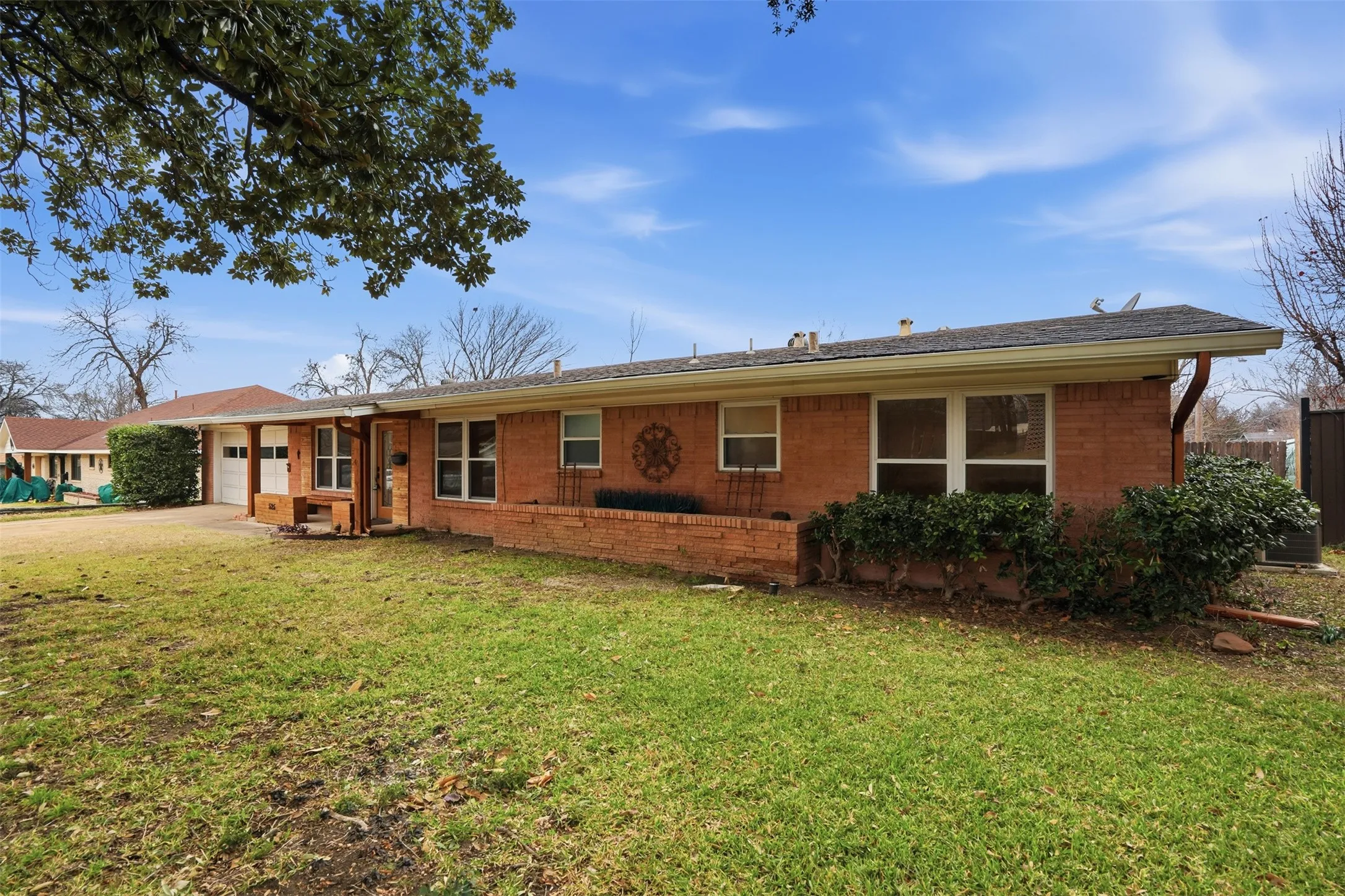 Single Family Residence For Sale in Dallas County , 525 W Ridgewood Drive, Garland, Texas 75041, 3 Bedrooms, 2 Bathrooms, 2 Garage spaces, 1,734 Sqft, built in 1958, Preowned, Price $299,999, mls#21158644, Real Estate Agent in Garland, Homes For Sale in Dallas county, Homes For Sale in Garland, Realtor in Garland Texas, Real Estate Brokerage Independent Realty Texas, Luminita Cordes Realtor