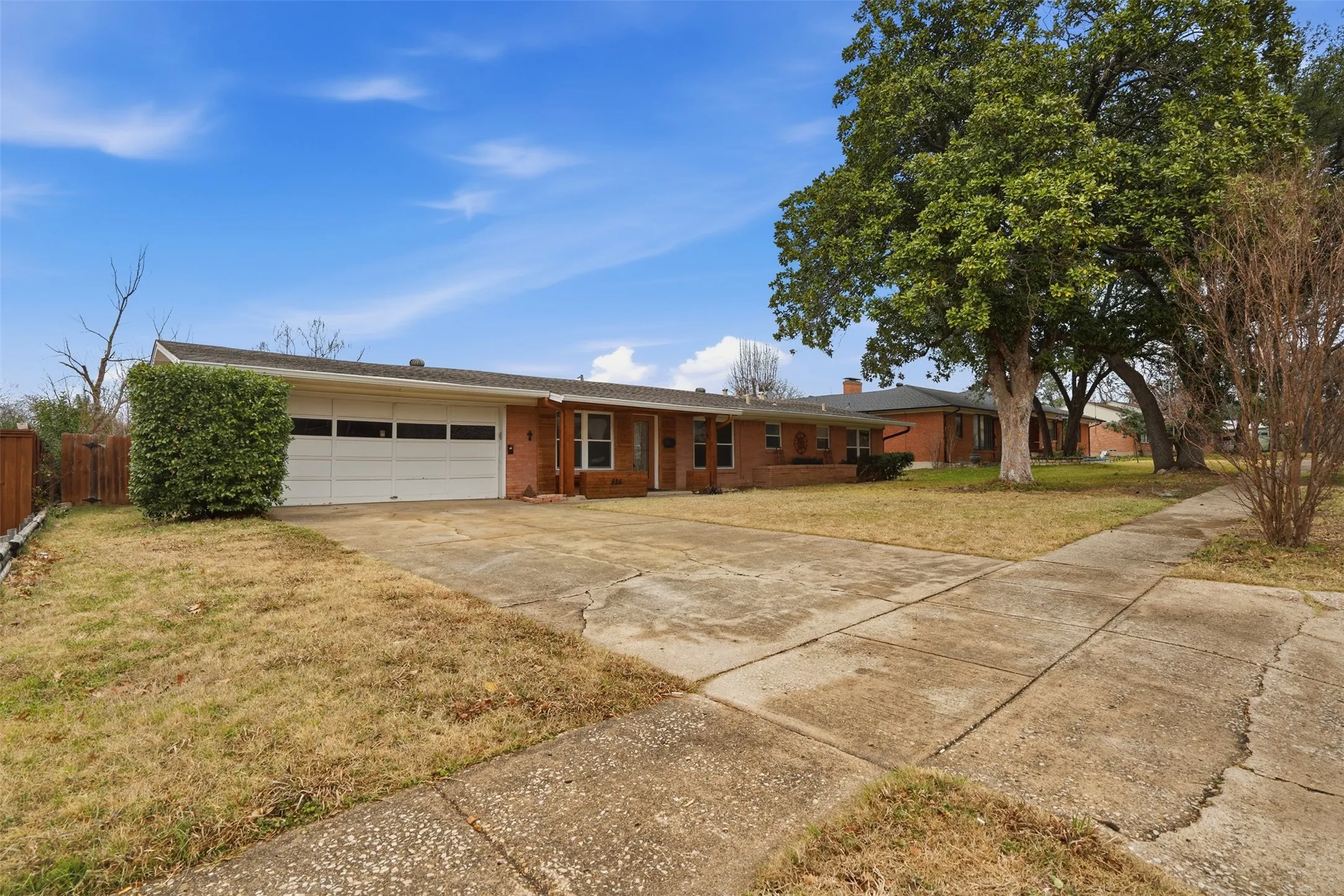Single Family Residence For Sale in Dallas County , 525 W Ridgewood Drive, Garland, Texas 75041, 3 Bedrooms, 2 Bathrooms, 2 Garage spaces, 1,734 Sqft, built in 1958, Preowned, Price $299,999, mls#21158644, Real Estate Agent in Garland, Homes For Sale in Dallas county, Homes For Sale in Garland, Realtor in Garland Texas, Real Estate Brokerage Independent Realty Texas, Luminita Cordes Realtor
