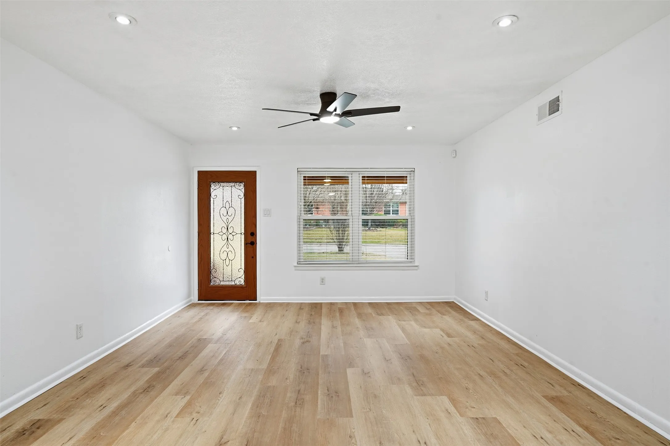 Single Family Residence For Sale in Dallas County , 525 W Ridgewood Drive, Garland, Texas 75041, 3 Bedrooms, 2 Bathrooms, 2 Garage spaces, 1,734 Sqft, built in 1958, Preowned, Price $299,999, mls#21158644, Real Estate Agent in Garland, Homes For Sale in Dallas county, Homes For Sale in Garland, Realtor in Garland Texas, Real Estate Brokerage Independent Realty Texas, Luminita Cordes Realtor