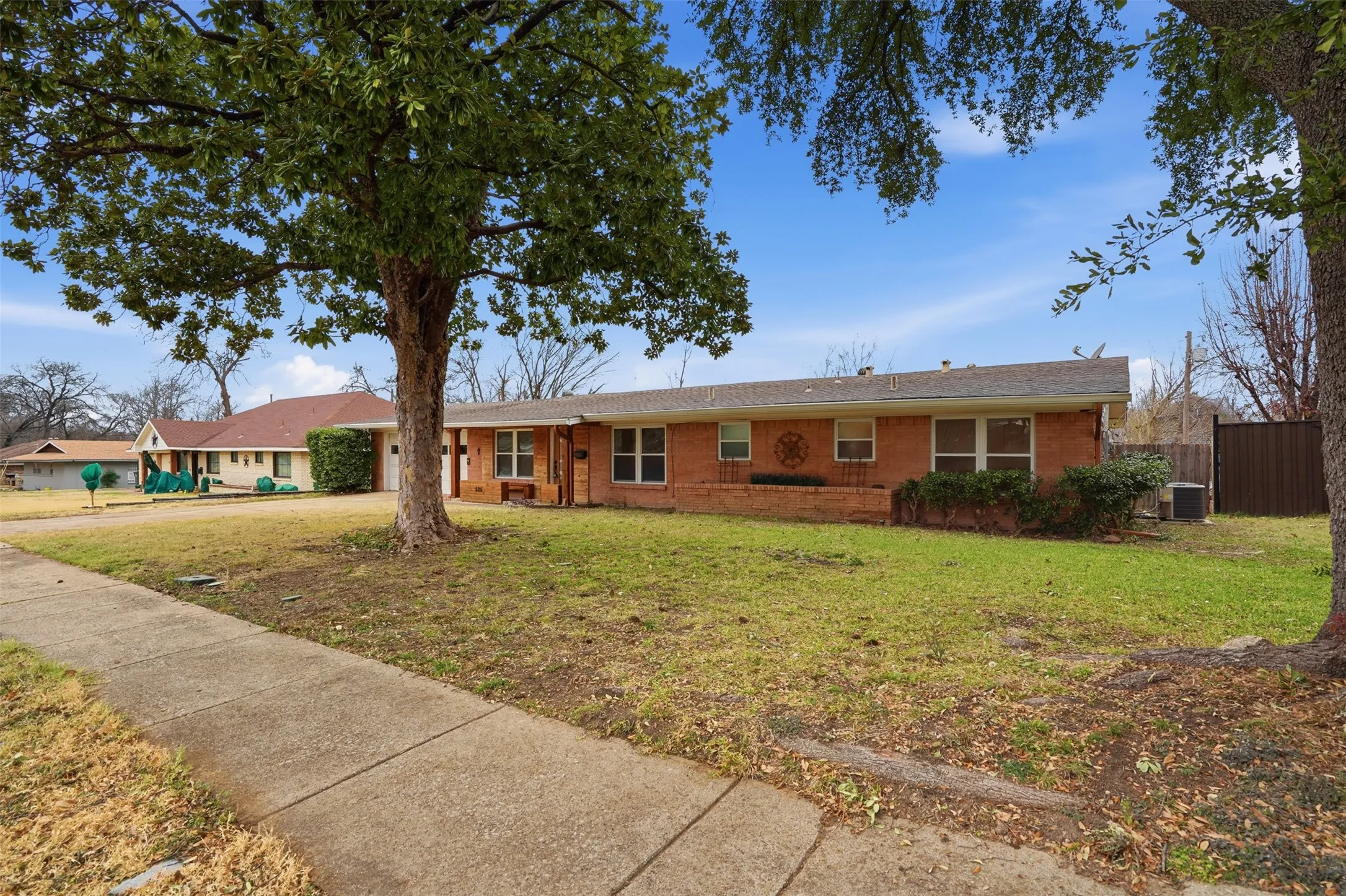 Single Family Residence For Sale in Dallas County , 525 W Ridgewood Drive, Garland, Texas 75041, 3 Bedrooms, 2 Bathrooms, 2 Garage spaces, 1,734 Sqft, built in 1958, Preowned, Price $299,999, mls#21158644, Real Estate Agent in Garland, Homes For Sale in Dallas county, Homes For Sale in Garland, Realtor in Garland Texas, Real Estate Brokerage Independent Realty Texas, Luminita Cordes Realtor