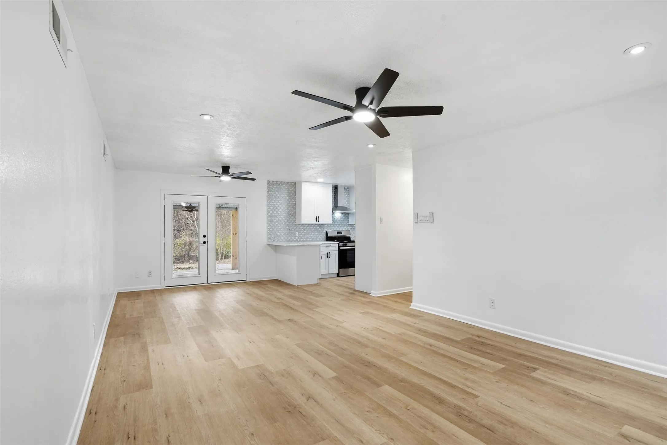 Single Family Residence For Sale in Dallas County , 525 W Ridgewood Drive, Garland, Texas 75041, 3 Bedrooms, 2 Bathrooms, 2 Garage spaces, 1,734 Sqft, built in 1958, Preowned, Price $299,999, mls#21158644, Real Estate Agent in Garland, Homes For Sale in Dallas county, Homes For Sale in Garland, Realtor in Garland Texas, Real Estate Brokerage Independent Realty Texas, Luminita Cordes Realtor