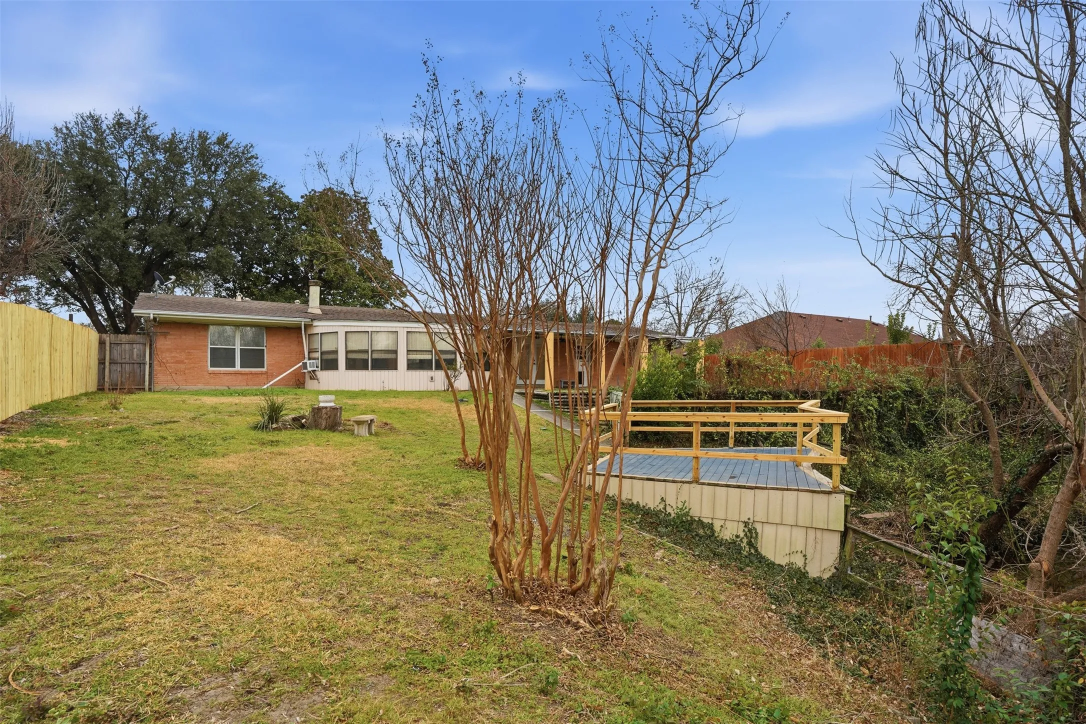 Single Family Residence For Sale in Dallas County , 525 W Ridgewood Drive, Garland, Texas 75041, 3 Bedrooms, 2 Bathrooms, 2 Garage spaces, 1,734 Sqft, built in 1958, Preowned, Price $299,999, mls#21158644, Real Estate Agent in Garland, Homes For Sale in Dallas county, Homes For Sale in Garland, Realtor in Garland Texas, Real Estate Brokerage Independent Realty Texas, Luminita Cordes Realtor