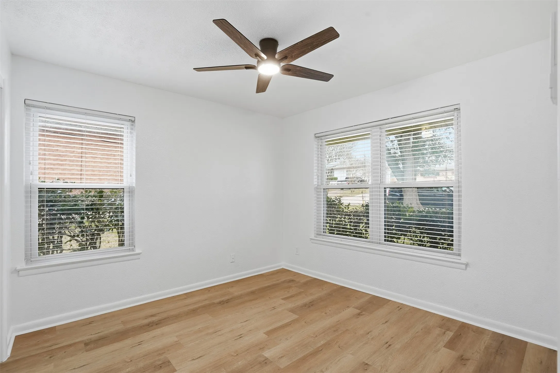 Single Family Residence For Sale in Dallas County , 525 W Ridgewood Drive, Garland, Texas 75041, 3 Bedrooms, 2 Bathrooms, 2 Garage spaces, 1,734 Sqft, built in 1958, Preowned, Price $299,999, mls#21158644, Real Estate Agent in Garland, Homes For Sale in Dallas county, Homes For Sale in Garland, Realtor in Garland Texas, Real Estate Brokerage Independent Realty Texas, Luminita Cordes Realtor