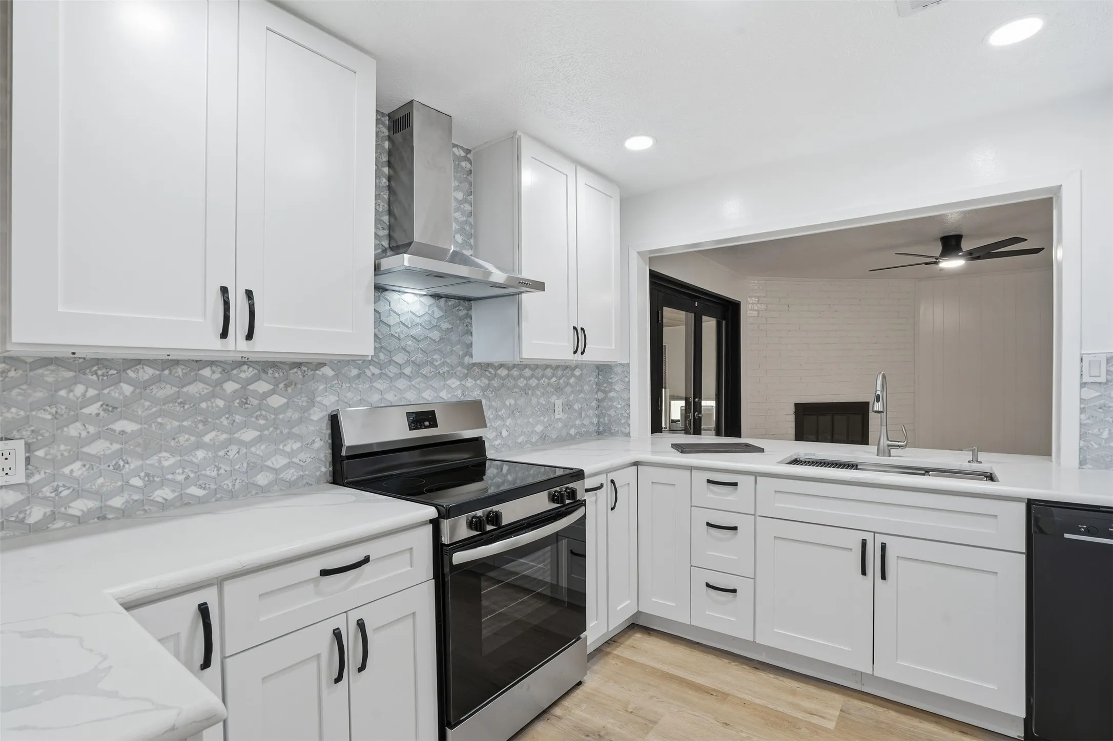 Single Family Residence For Sale in Dallas County , 525 W Ridgewood Drive, Garland, Texas 75041, 3 Bedrooms, 2 Bathrooms, 2 Garage spaces, 1,734 Sqft, built in 1958, Preowned, Price $299,999, mls#21158644, Real Estate Agent in Garland, Homes For Sale in Dallas county, Homes For Sale in Garland, Realtor in Garland Texas, Real Estate Brokerage Independent Realty Texas, Luminita Cordes Realtor