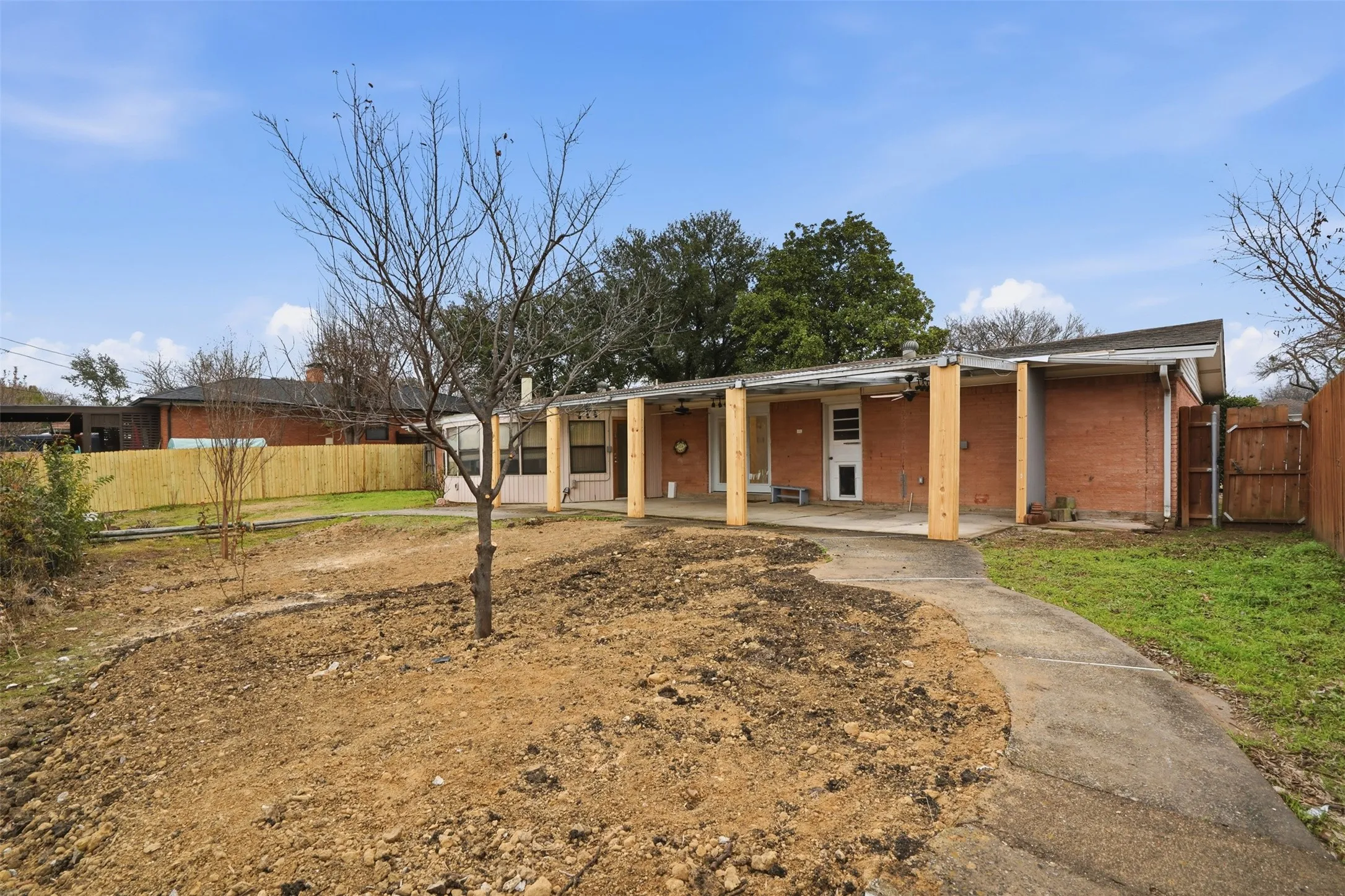Single Family Residence For Sale in Dallas County , 525 W Ridgewood Drive, Garland, Texas 75041, 3 Bedrooms, 2 Bathrooms, 2 Garage spaces, 1,734 Sqft, built in 1958, Preowned, Price $299,999, mls#21158644, Real Estate Agent in Garland, Homes For Sale in Dallas county, Homes For Sale in Garland, Realtor in Garland Texas, Real Estate Brokerage Independent Realty Texas, Luminita Cordes Realtor