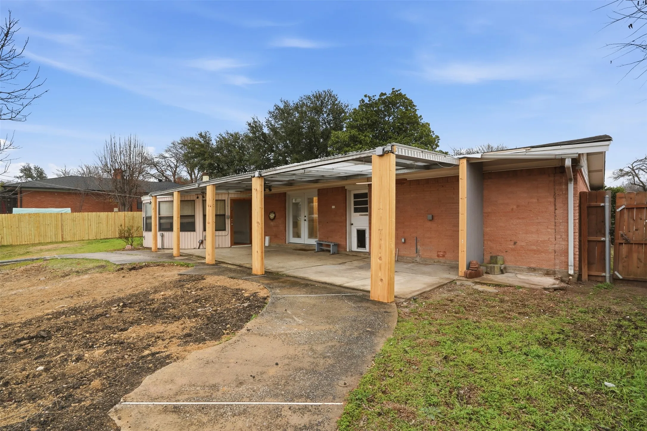 Single Family Residence For Sale in Dallas County , 525 W Ridgewood Drive, Garland, Texas 75041, 3 Bedrooms, 2 Bathrooms, 2 Garage spaces, 1,734 Sqft, built in 1958, Preowned, Price $299,999, mls#21158644, Real Estate Agent in Garland, Homes For Sale in Dallas county, Homes For Sale in Garland, Realtor in Garland Texas, Real Estate Brokerage Independent Realty Texas, Luminita Cordes Realtor