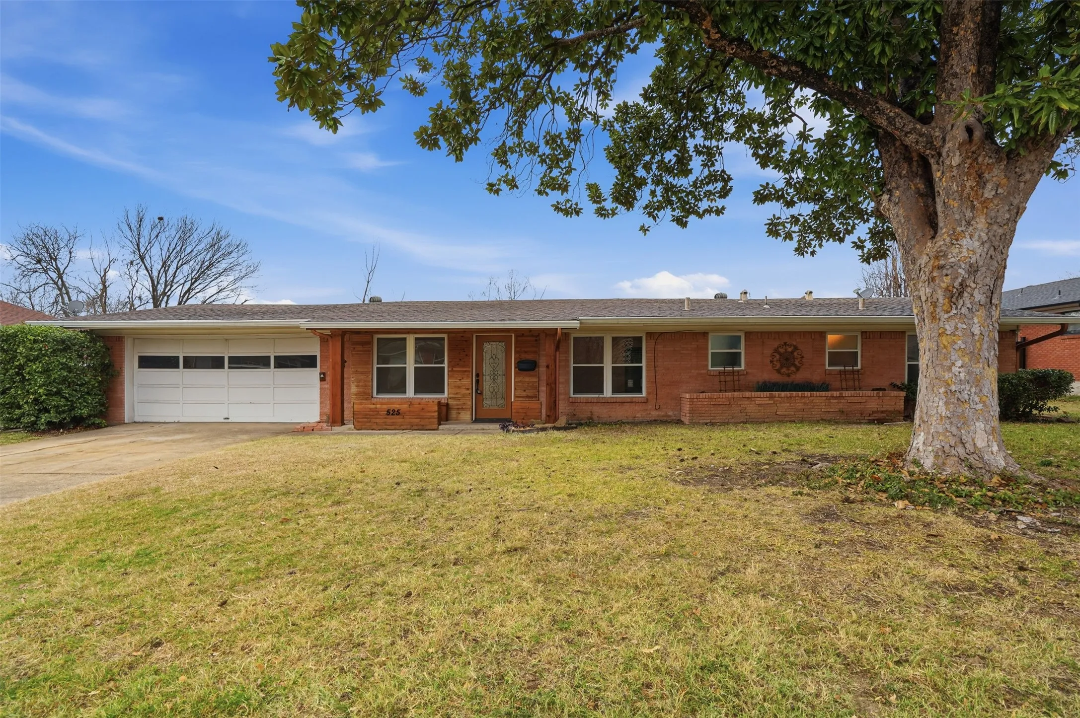 Single Family Residence For Sale in Dallas County , 525 W Ridgewood Drive, Garland, Texas 75041, 3 Bedrooms, 2 Bathrooms, 2 Garage spaces, 1,734 Sqft, built in 1958, Preowned, Price $299,999, mls#21158644, Real Estate Agent in Garland, Homes For Sale in Dallas county, Homes For Sale in Garland, Realtor in Garland Texas, Real Estate Brokerage Independent Realty Texas, Luminita Cordes Realtor