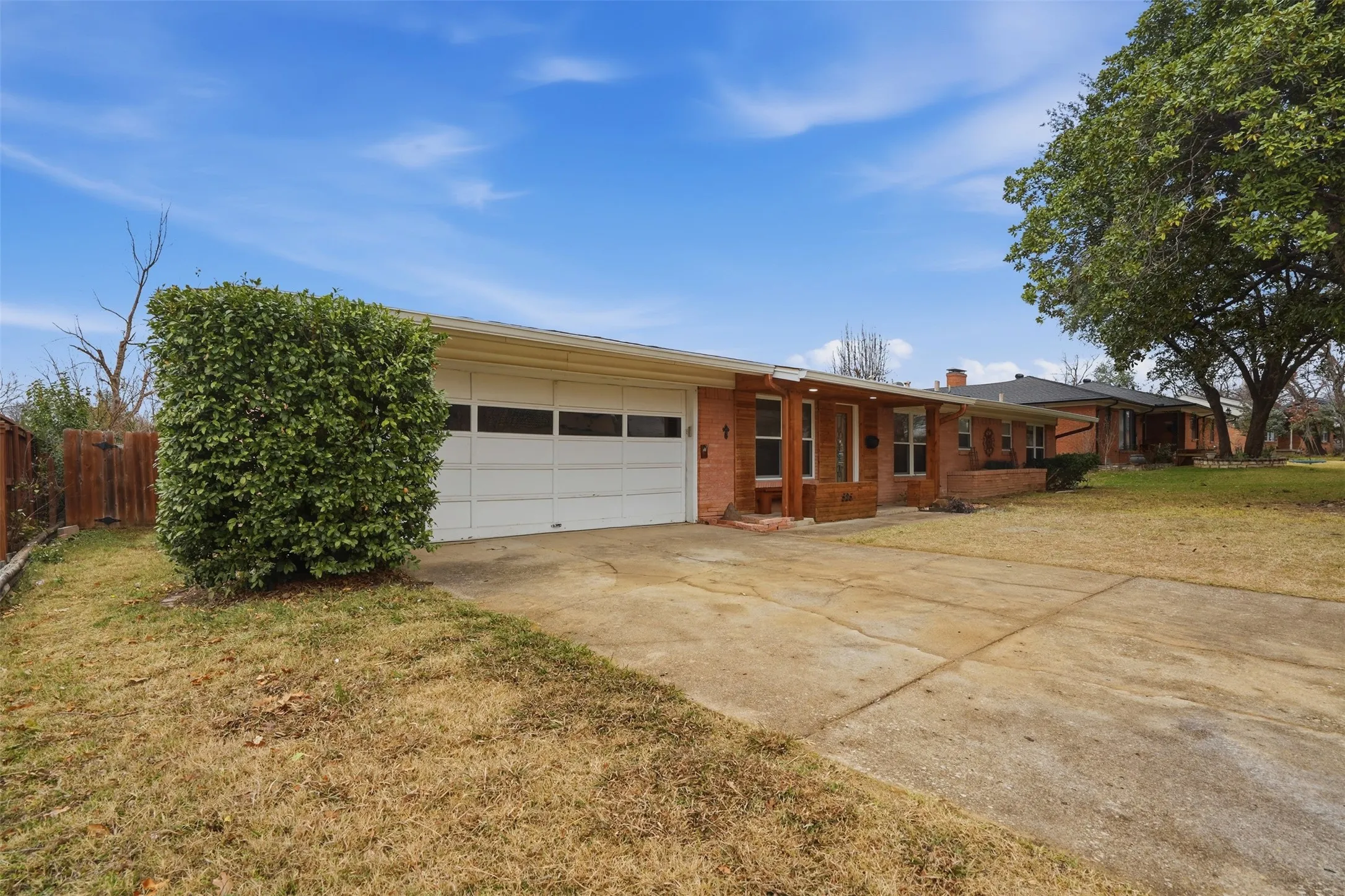 Single Family Residence For Sale in Dallas County , 525 W Ridgewood Drive, Garland, Texas 75041, 3 Bedrooms, 2 Bathrooms, 2 Garage spaces, 1,734 Sqft, built in 1958, Preowned, Price $299,999, mls#21158644, Real Estate Agent in Garland, Homes For Sale in Dallas county, Homes For Sale in Garland, Realtor in Garland Texas, Real Estate Brokerage Independent Realty Texas, Luminita Cordes Realtor