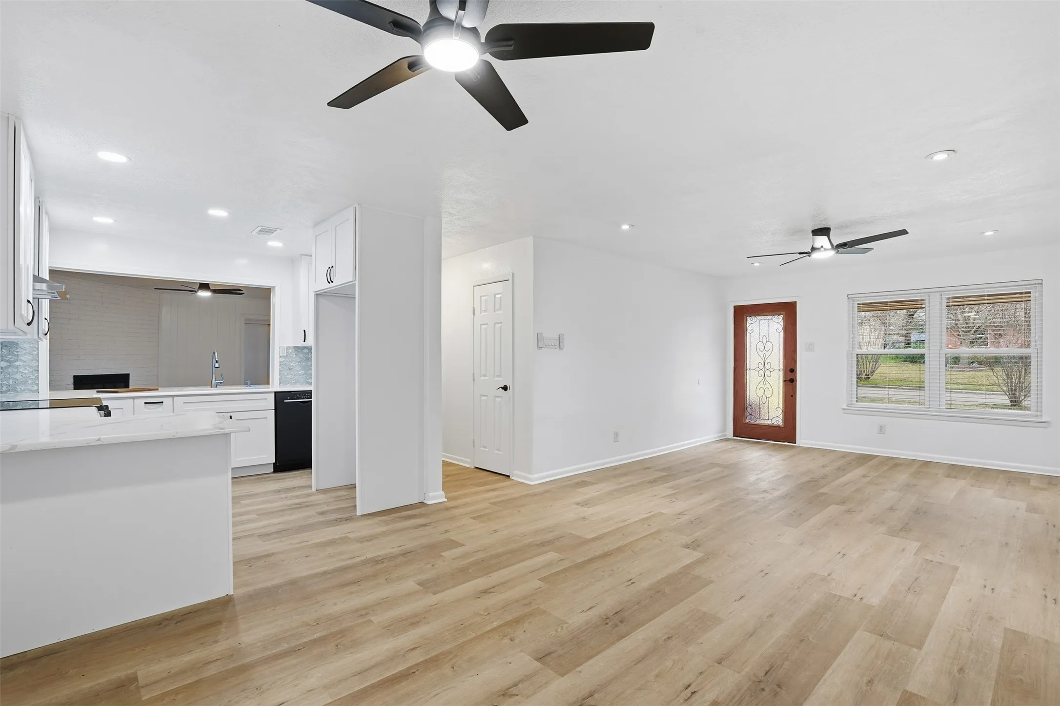Single Family Residence For Sale in Dallas County , 525 W Ridgewood Drive, Garland, Texas 75041, 3 Bedrooms, 2 Bathrooms, 2 Garage spaces, 1,734 Sqft, built in 1958, Preowned, Price $299,999, mls#21158644, Real Estate Agent in Garland, Homes For Sale in Dallas county, Homes For Sale in Garland, Realtor in Garland Texas, Real Estate Brokerage Independent Realty Texas, Luminita Cordes Realtor
