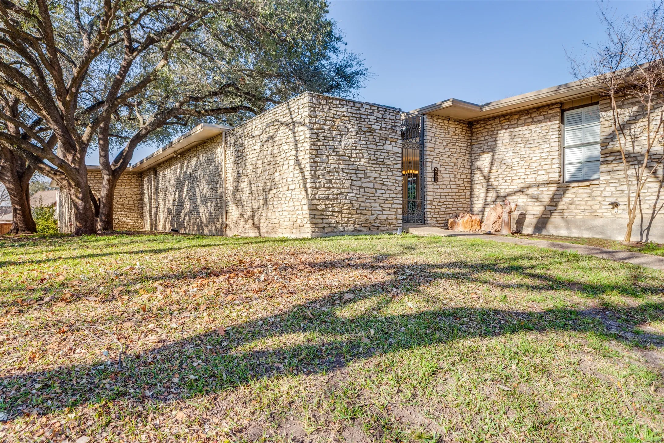 Townhouse For Sale in Tarrant County , 4500 Westridge Avenue 25, Fort Worth, Texas 76116, 2 Bedroom, 3 Bathroom, Garage spaces, 1,640 Sqft, built in 1960, Preowned, mls#21162449, Real Estate Agent in Fort Worth, Homes For Sale in Tarrant county, Homes For Sale in Fort Worth, Realtor in Fort Worth Texas, Real Estate Brokerage Independent Realty Texas, Luminita Cordes Realtor