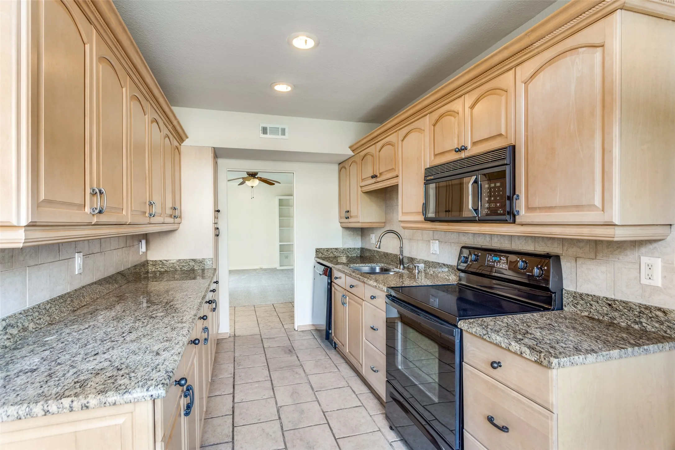Townhouse For Sale in Tarrant County , 4500 Westridge Avenue 25, Fort Worth, Texas 76116, 2 Bedroom, 3 Bathroom, Garage spaces, 1,640 Sqft, built in 1960, Preowned, mls#21162449, Real Estate Agent in Fort Worth, Homes For Sale in Tarrant county, Homes For Sale in Fort Worth, Realtor in Fort Worth Texas, Real Estate Brokerage Independent Realty Texas, Luminita Cordes Realtor
