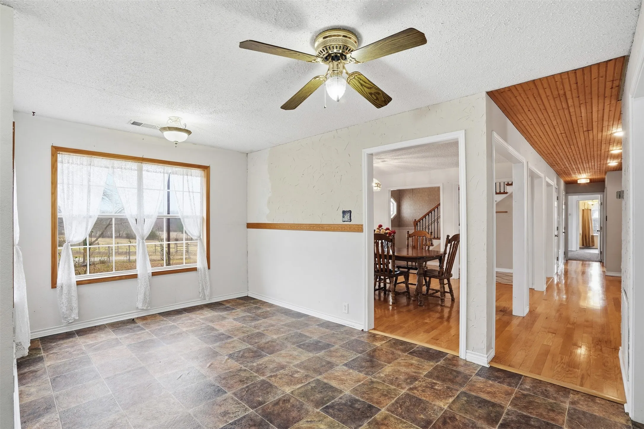 Single Family Residence For Sale in Hunt County , 2411 Fm 1564 W, Caddo Mills, Texas 75135, 3 Bedroom, 3 Bathroom, Garage spaces, 3,101 Sqft, built in 1998, Preowned, mls#21161048, Real Estate Agent in Caddo Mills, Homes For Sale in Hunt county, Homes For Sale in Caddo Mills, Realtor in Caddo Mills Texas, Real Estate Brokerage Independent Realty Texas, Luminita Cordes Realtor