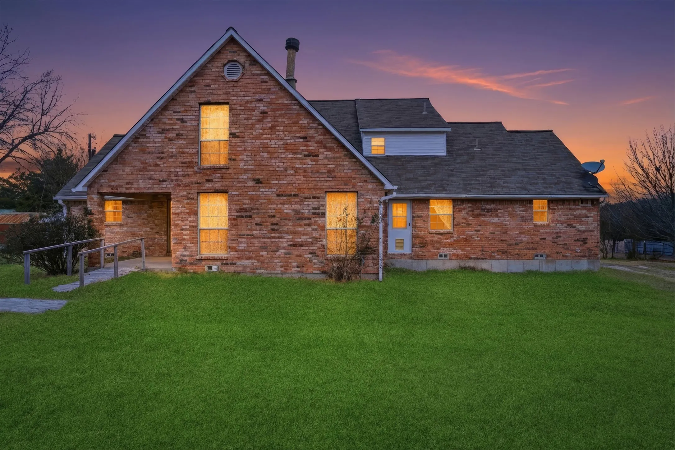Single Family Residence For Sale in Hunt County , 2411 Fm 1564 W, Caddo Mills, Texas 75135, 3 Bedroom, 3 Bathroom, Garage spaces, 3,101 Sqft, built in 1998, Preowned, mls#21161048, Real Estate Agent in Caddo Mills, Homes For Sale in Hunt county, Homes For Sale in Caddo Mills, Realtor in Caddo Mills Texas, Real Estate Brokerage Independent Realty Texas, Luminita Cordes Realtor