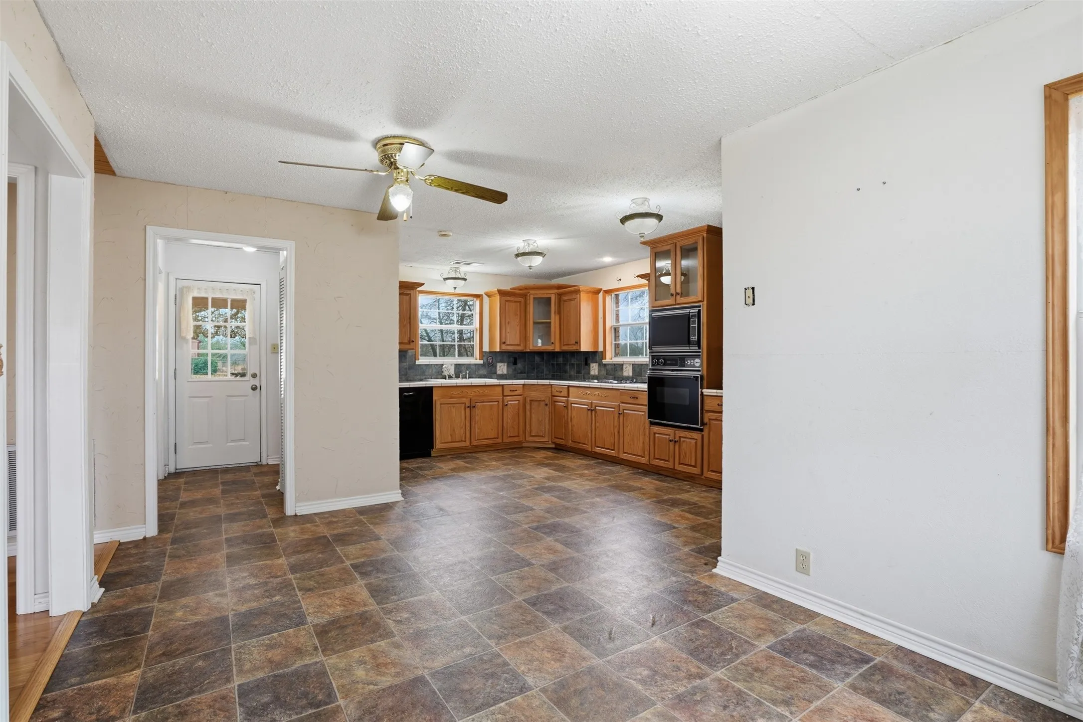 Single Family Residence For Sale in Hunt County , 2411 Fm 1564 W, Caddo Mills, Texas 75135, 3 Bedroom, 3 Bathroom, Garage spaces, 3,101 Sqft, built in 1998, Preowned, mls#21161048, Real Estate Agent in Caddo Mills, Homes For Sale in Hunt county, Homes For Sale in Caddo Mills, Realtor in Caddo Mills Texas, Real Estate Brokerage Independent Realty Texas, Luminita Cordes Realtor
