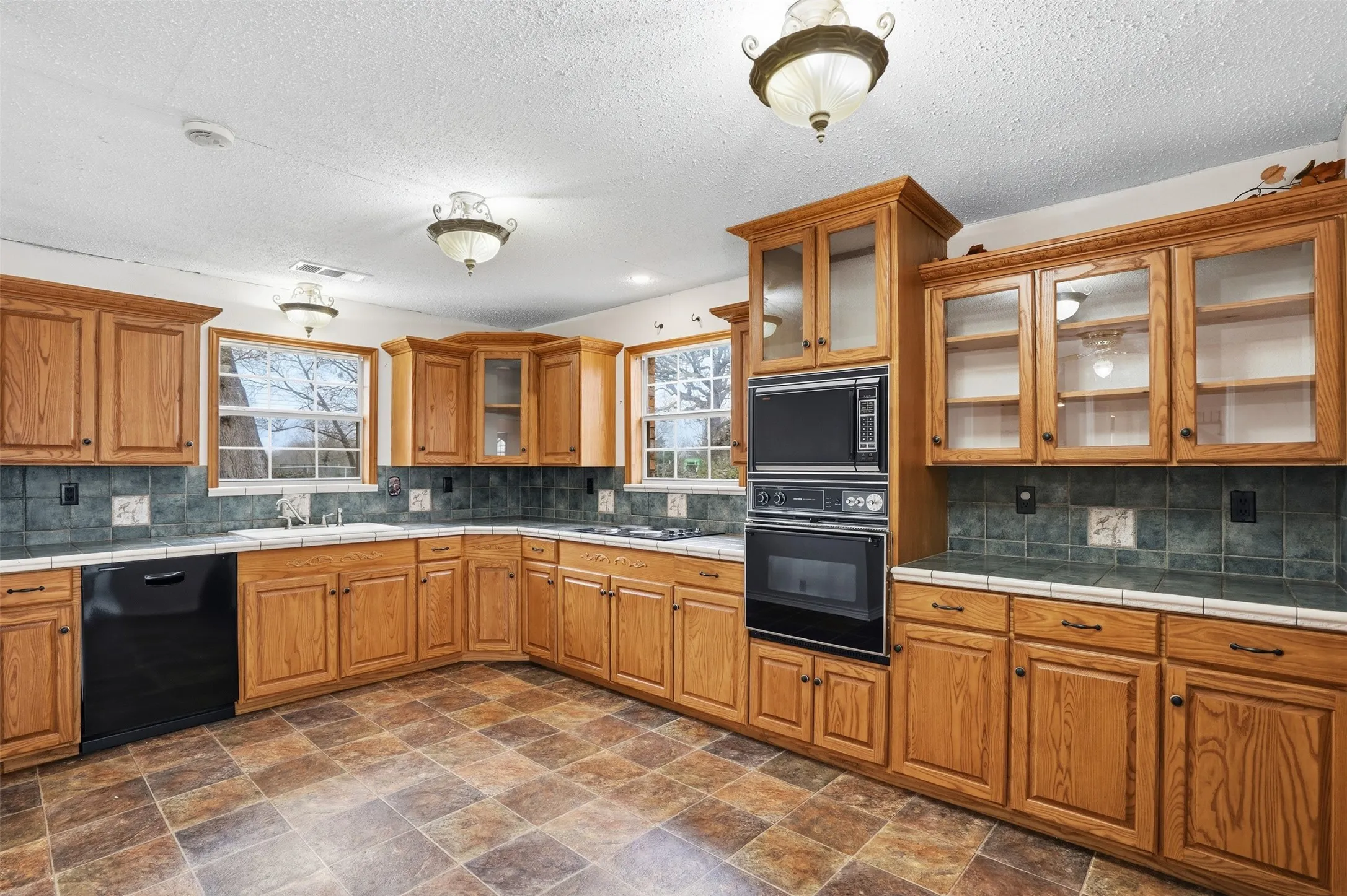 Single Family Residence For Sale in Hunt County , 2411 Fm 1564 W, Caddo Mills, Texas 75135, 3 Bedroom, 3 Bathroom, Garage spaces, 3,101 Sqft, built in 1998, Preowned, mls#21161048, Real Estate Agent in Caddo Mills, Homes For Sale in Hunt county, Homes For Sale in Caddo Mills, Realtor in Caddo Mills Texas, Real Estate Brokerage Independent Realty Texas, Luminita Cordes Realtor