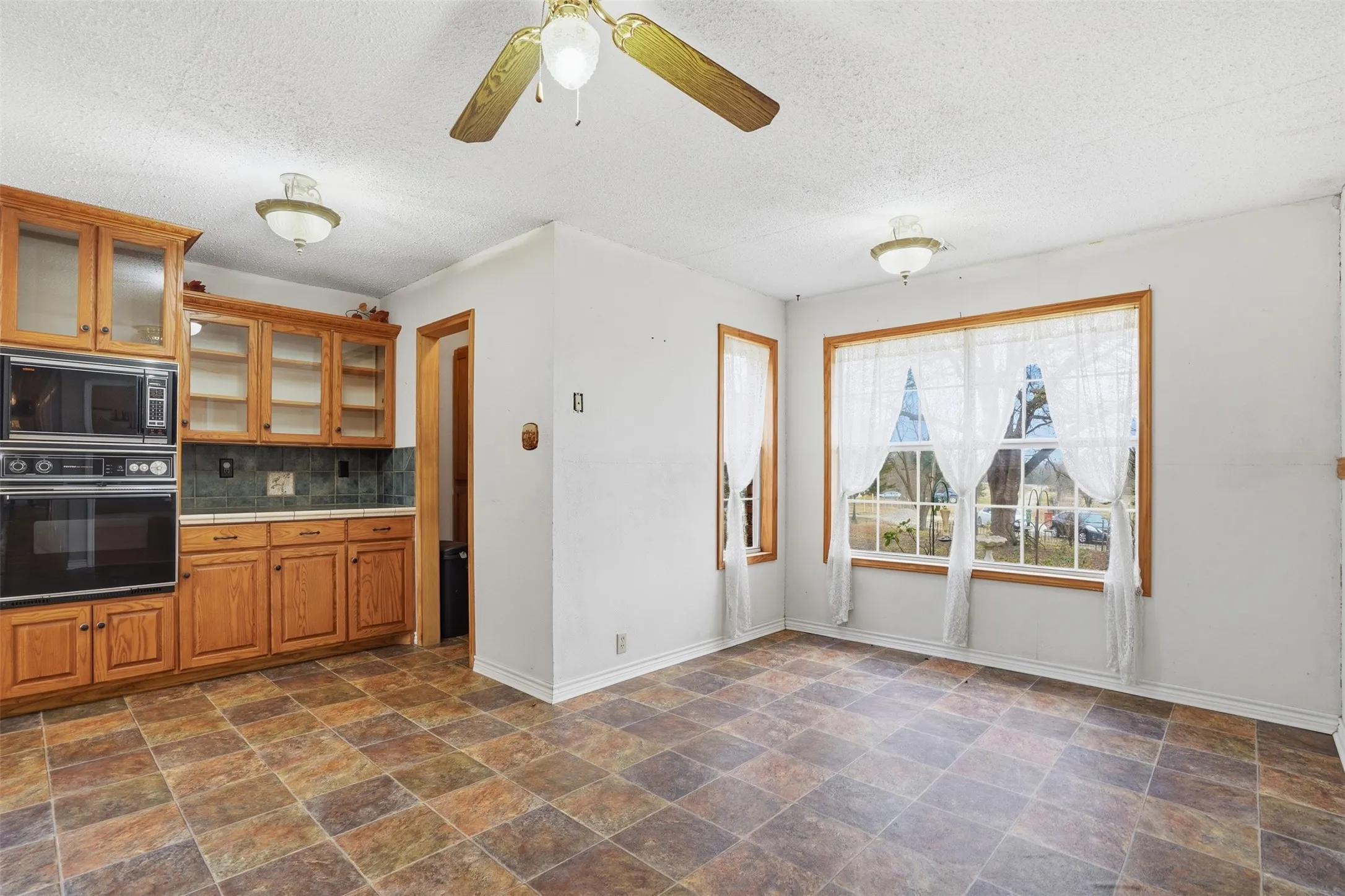Single Family Residence For Sale in Hunt County , 2411 Fm 1564 W, Caddo Mills, Texas 75135, 3 Bedroom, 3 Bathroom, Garage spaces, 3,101 Sqft, built in 1998, Preowned, mls#21161048, Real Estate Agent in Caddo Mills, Homes For Sale in Hunt county, Homes For Sale in Caddo Mills, Realtor in Caddo Mills Texas, Real Estate Brokerage Independent Realty Texas, Luminita Cordes Realtor