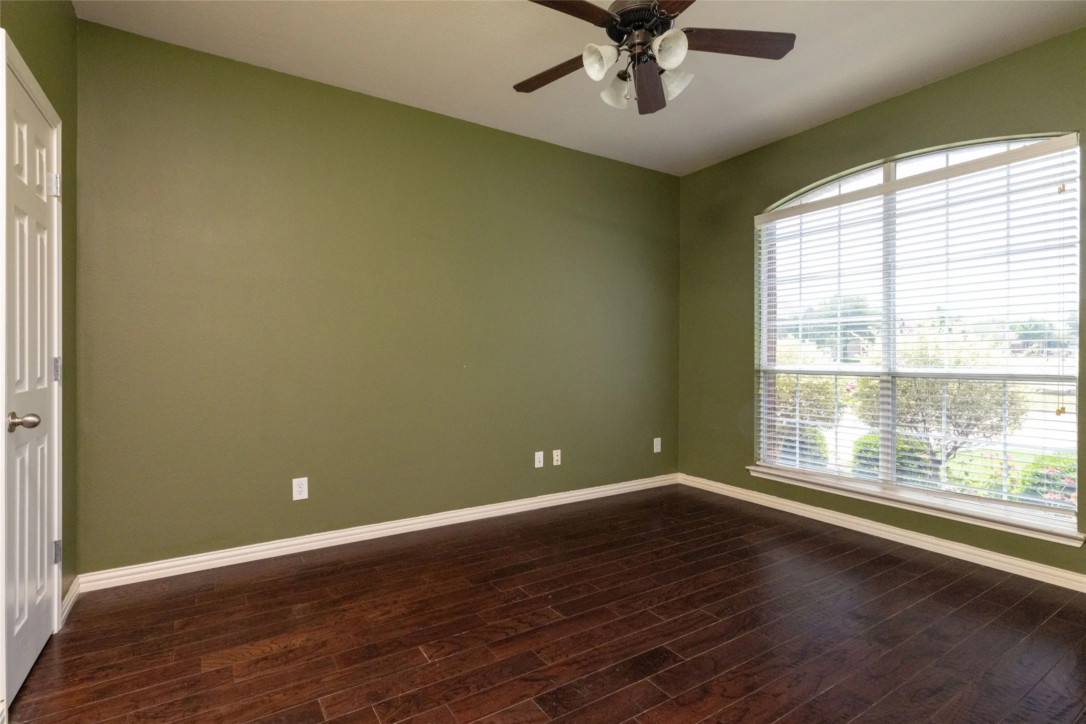 Single Family Residence For Sale in Dallas County , 1324 Elise, Cedar Hill, Texas 75104, 4 Bedroom, 4 Bathroom, 3 Garage spaces, 3,880 Sqft, built in 2008, Preowned, mls#21162553, Real Estate Agent in Cedar Hill, Homes For Sale in Dallas county, Homes For Sale in Cedar Hill, Realtor in Cedar Hill Texas, Real Estate Brokerage Independent Realty Texas, Luminita Cordes Realtor