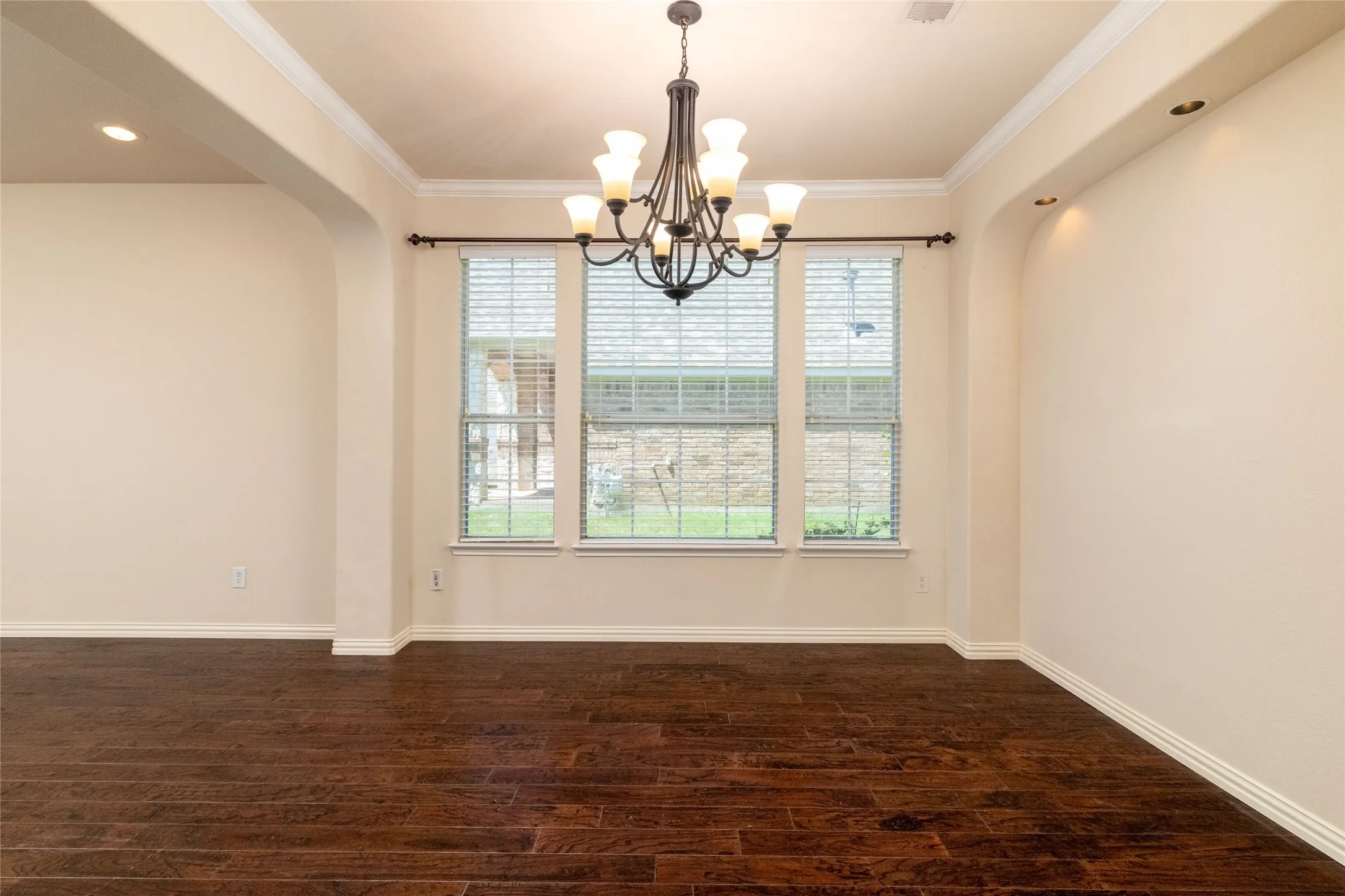 Single Family Residence For Sale in Dallas County , 1324 Elise, Cedar Hill, Texas 75104, 4 Bedroom, 4 Bathroom, 3 Garage spaces, 3,880 Sqft, built in 2008, Preowned, mls#21162553, Real Estate Agent in Cedar Hill, Homes For Sale in Dallas county, Homes For Sale in Cedar Hill, Realtor in Cedar Hill Texas, Real Estate Brokerage Independent Realty Texas, Luminita Cordes Realtor