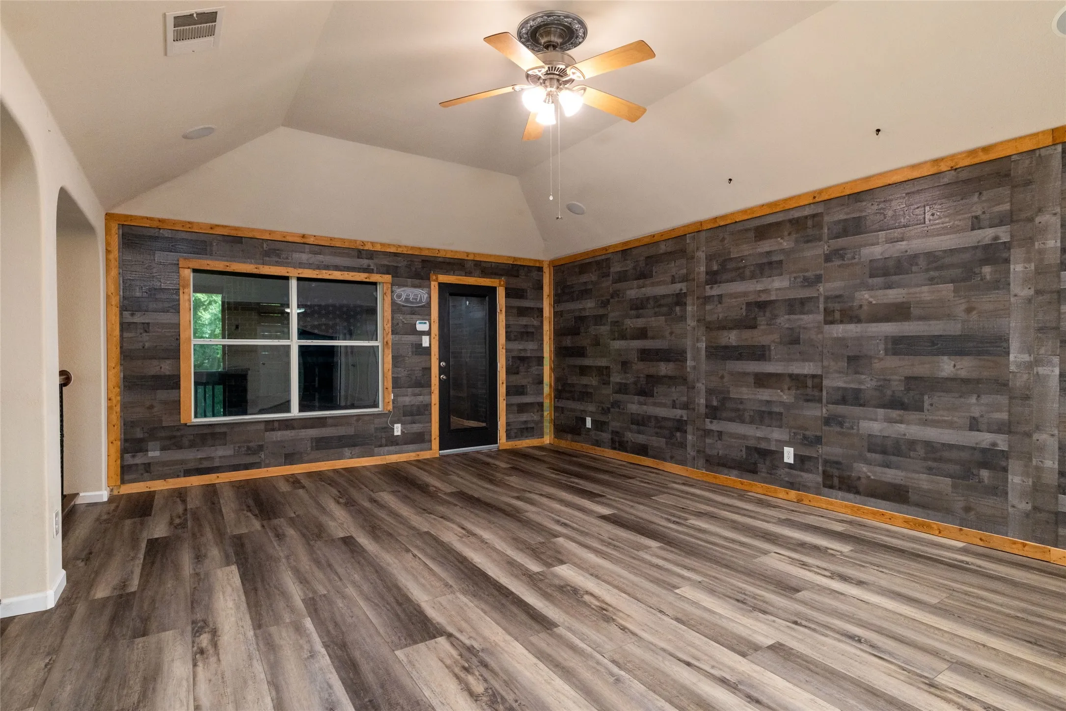 Single Family Residence For Sale in Dallas County , 1324 Elise, Cedar Hill, Texas 75104, 4 Bedroom, 4 Bathroom, 3 Garage spaces, 3,880 Sqft, built in 2008, Preowned, mls#21162553, Real Estate Agent in Cedar Hill, Homes For Sale in Dallas county, Homes For Sale in Cedar Hill, Realtor in Cedar Hill Texas, Real Estate Brokerage Independent Realty Texas, Luminita Cordes Realtor
