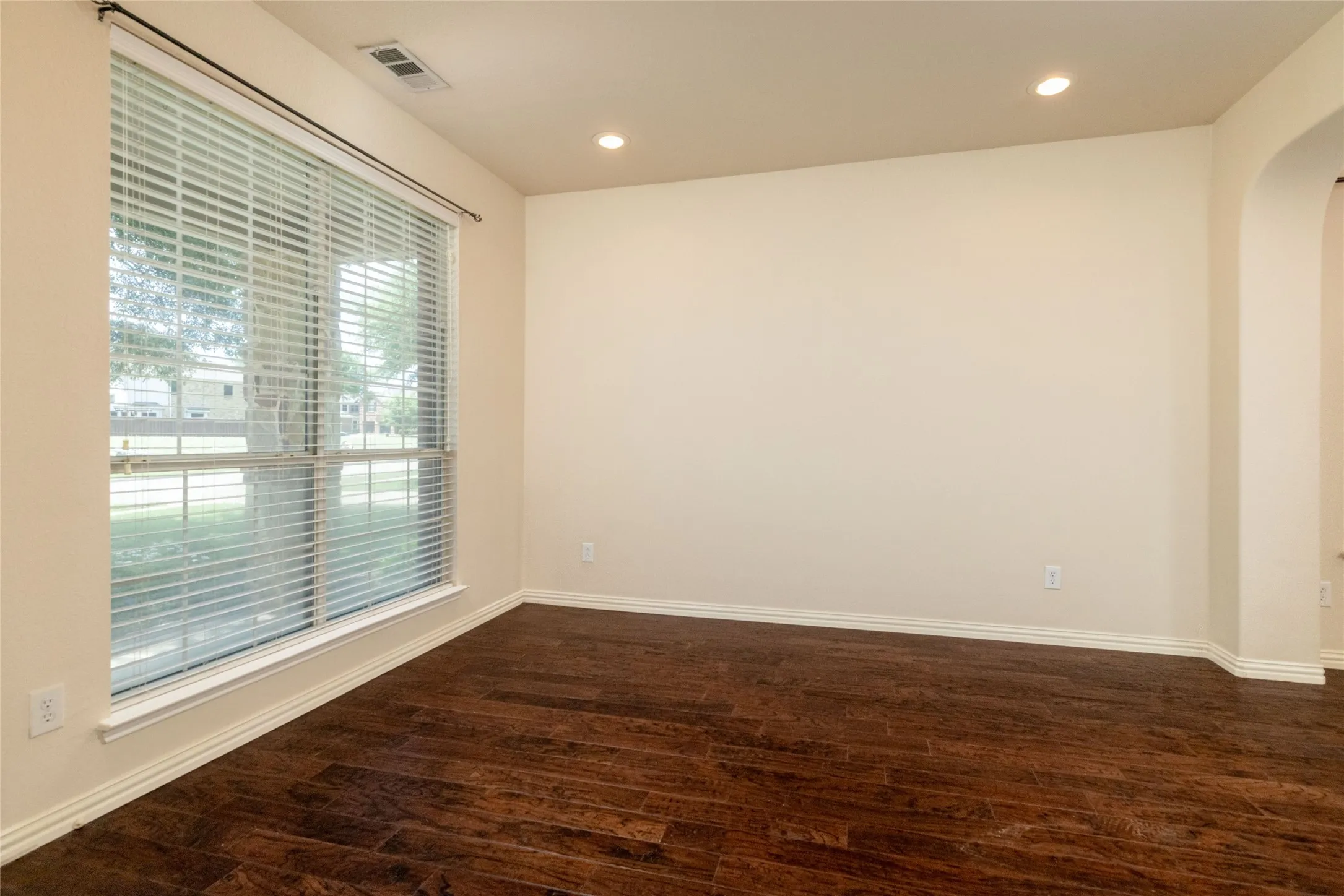 Single Family Residence For Sale in Dallas County , 1324 Elise, Cedar Hill, Texas 75104, 4 Bedroom, 4 Bathroom, 3 Garage spaces, 3,880 Sqft, built in 2008, Preowned, mls#21162553, Real Estate Agent in Cedar Hill, Homes For Sale in Dallas county, Homes For Sale in Cedar Hill, Realtor in Cedar Hill Texas, Real Estate Brokerage Independent Realty Texas, Luminita Cordes Realtor