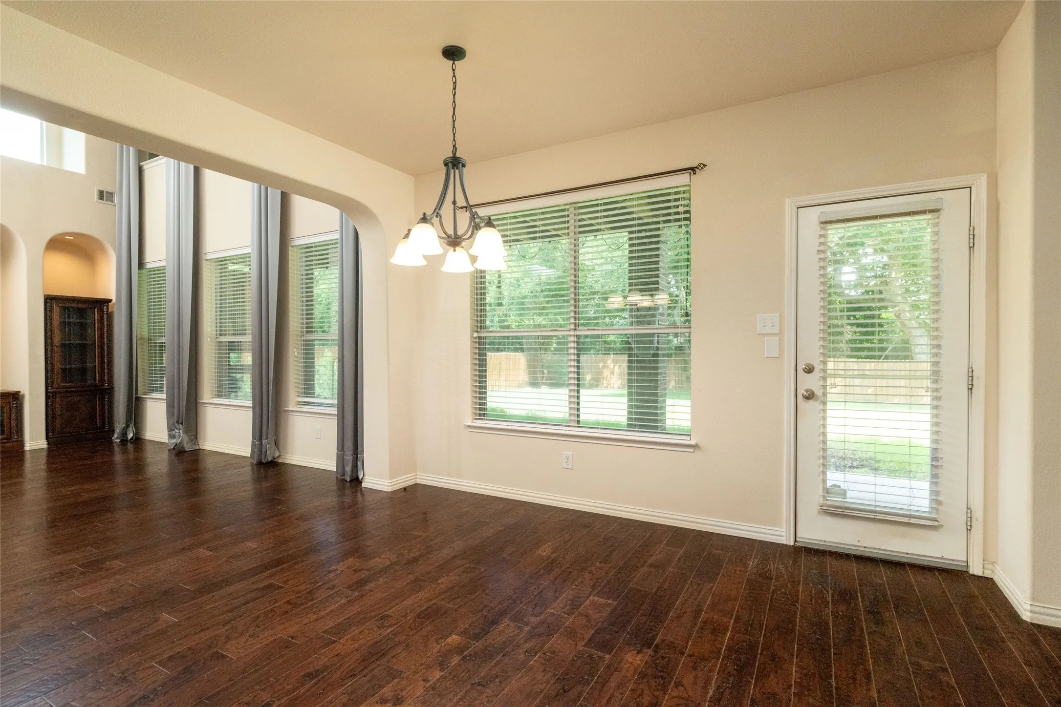Single Family Residence For Sale in Dallas County , 1324 Elise, Cedar Hill, Texas 75104, 4 Bedroom, 4 Bathroom, 3 Garage spaces, 3,880 Sqft, built in 2008, Preowned, mls#21162553, Real Estate Agent in Cedar Hill, Homes For Sale in Dallas county, Homes For Sale in Cedar Hill, Realtor in Cedar Hill Texas, Real Estate Brokerage Independent Realty Texas, Luminita Cordes Realtor