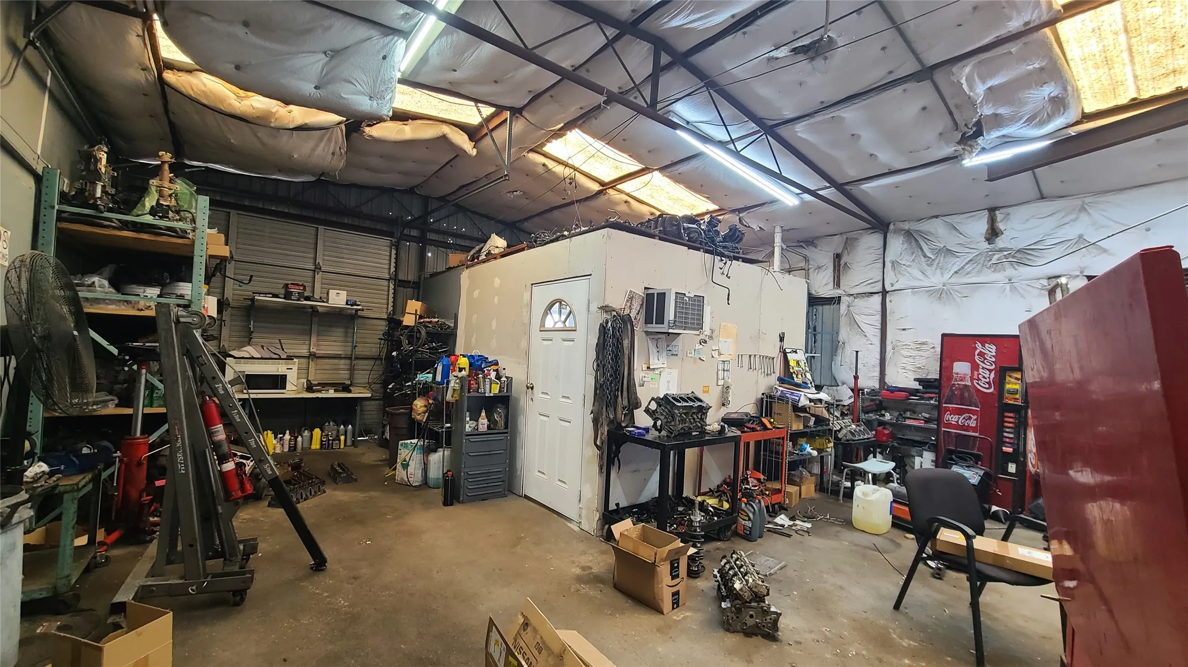 Mechanic shop building