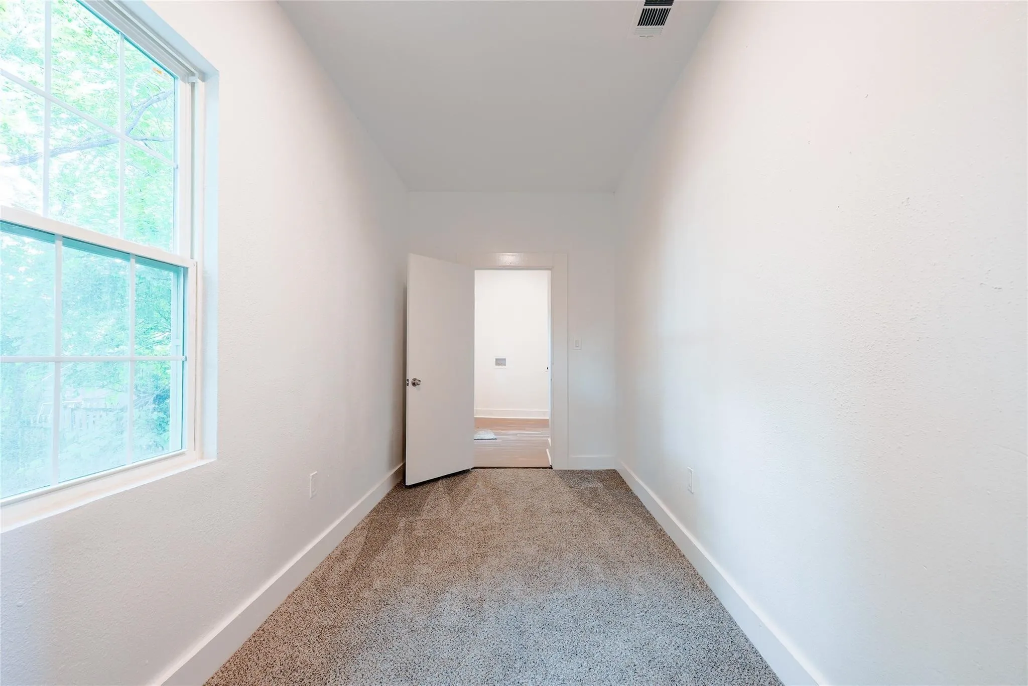 Single Family Residence For Rent in Dallas County , 335 N Marsalis Avenue, Dallas, Texas 75203, 3 Bedroom, 2 Bathroom, Garage spaces, 1,260 Sqft, built in 1945, mls#21162629, Real Estate Agent in Dallas, Homes For Rent in Dallas county, Homes For Rent in Dallas, Realtor in Dallas Texas, Real Estate Brokerage Independent Realty Texas, Luminita Cordes Realtor