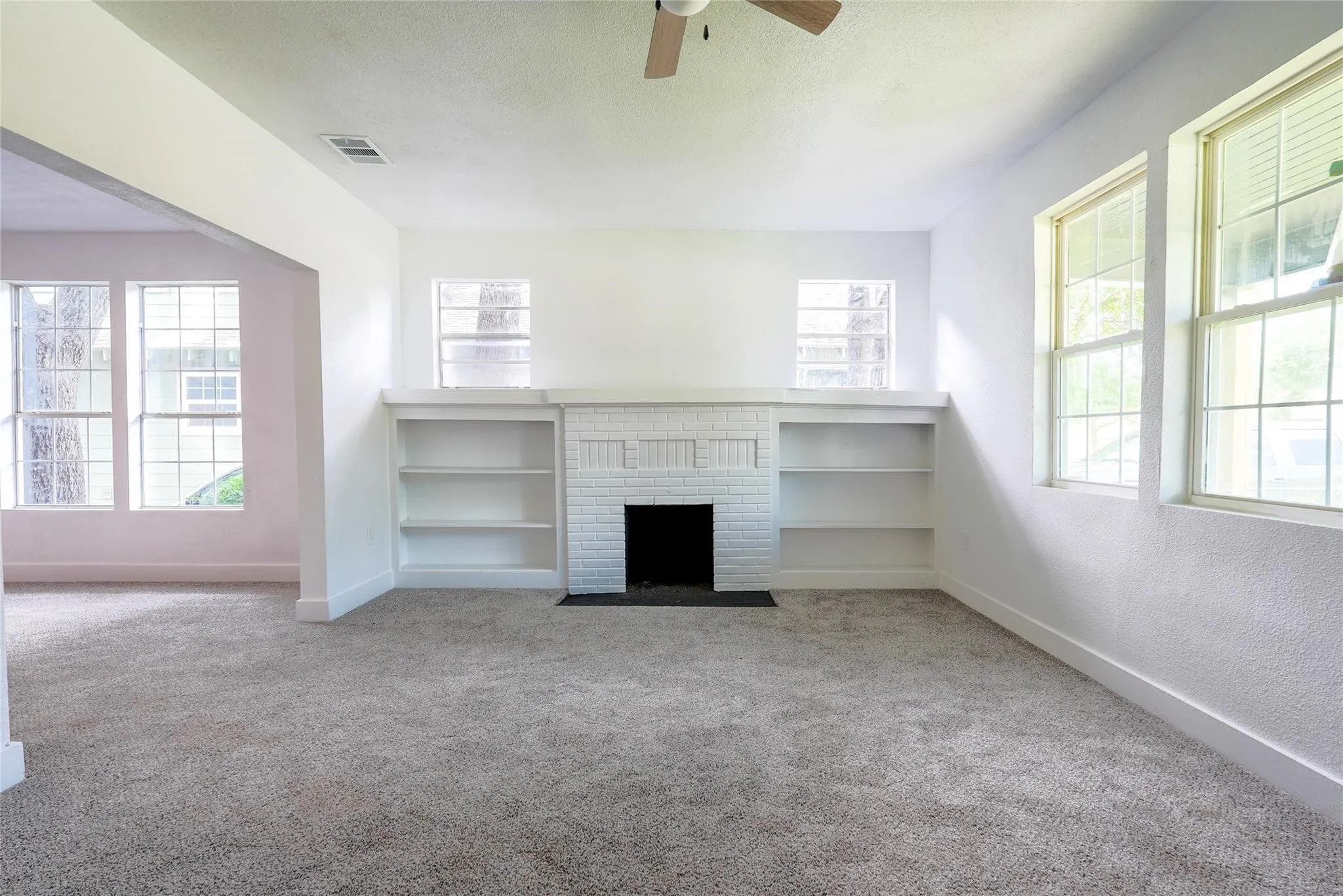 Single Family Residence For Rent in Dallas County , 335 N Marsalis Avenue, Dallas, Texas 75203, 3 Bedroom, 2 Bathroom, Garage spaces, 1,260 Sqft, built in 1945, mls#21162629, Real Estate Agent in Dallas, Homes For Rent in Dallas county, Homes For Rent in Dallas, Realtor in Dallas Texas, Real Estate Brokerage Independent Realty Texas, Luminita Cordes Realtor