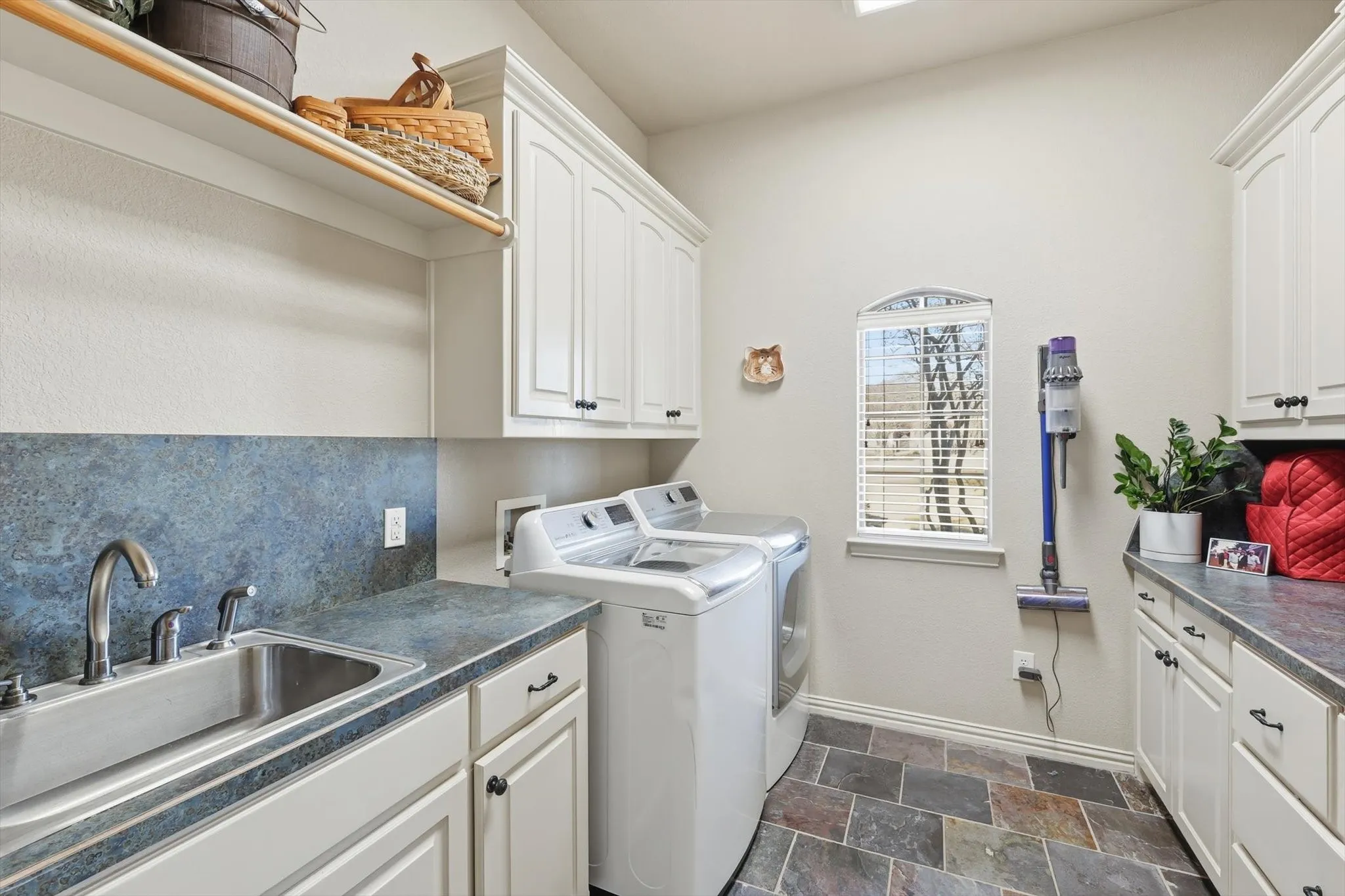 Single Family Residence For Sale in Tarrant County , 209 Lonesome Prairie Trail, Haslet, Texas 76052, 5 Bedroom, 4 Bathroom, 6 Garage spaces, 3,739 Sqft, built in 2005, mls#21162733, Real Estate Agent in Haslet, Homes For Sale in Tarrant county, Homes For Sale in Haslet, Realtor in Haslet Texas, Real Estate Brokerage Independent Realty Texas, Luminita Cordes Realtor