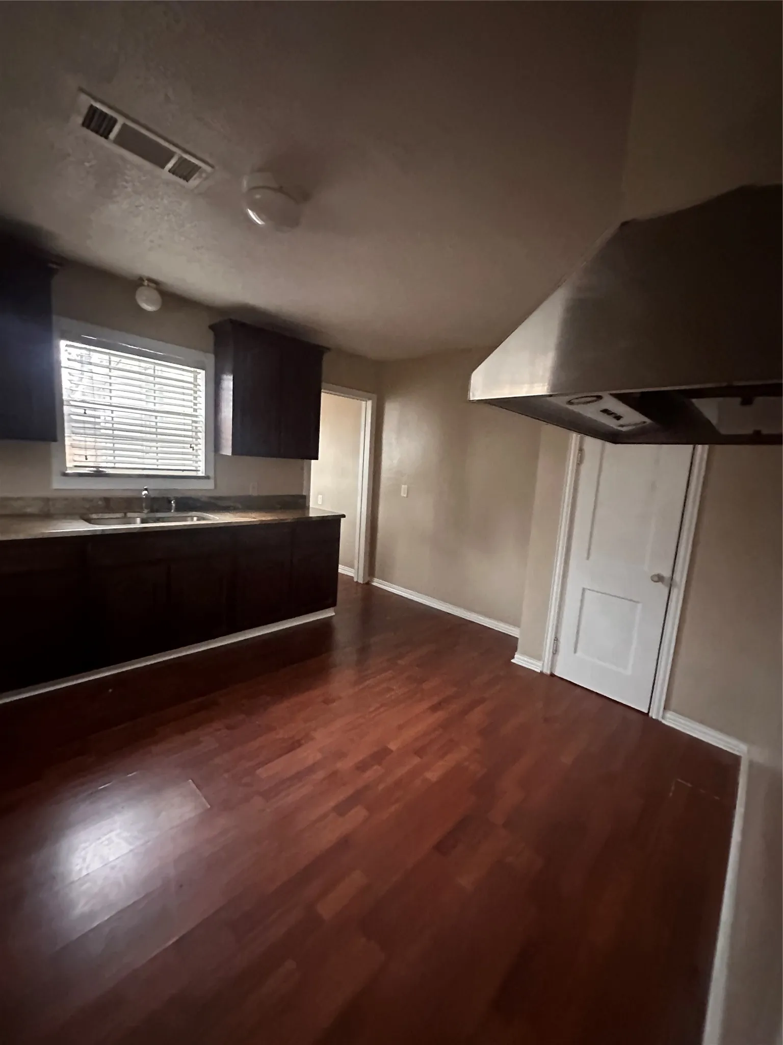 Single Family Residence For Rent in Collin County , 1208 Hall Street, Mc Kinney, Texas 75069, 3 Bedroom, 2 Bathroom, Garage spaces, 1,510 Sqft, built in 1930, Preowned, mls#21162311, Real Estate Agent in Mc Kinney, Homes For Rent in Collin county, Homes For Rent in Mc Kinney, Realtor in Mc Kinney Texas, Real Estate Brokerage Independent Realty Texas, Luminita Cordes Realtor