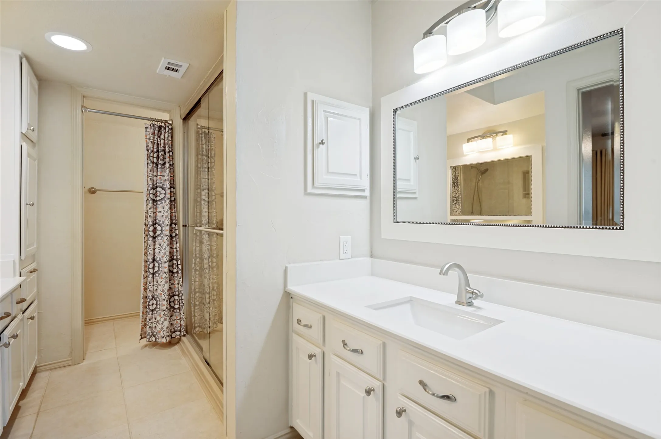 Condominium For Sale in Collin County , 18240 Midway Road 1704, Dallas, Texas 75287, 2 Bedroom, 3 Bathroom, Garage spaces, 1,032 Sqft, built in 1982, mls#21162886, Real Estate Agent in Dallas, Homes For Sale in Collin county, Homes For Sale in Dallas, Realtor in Dallas Texas, Real Estate Brokerage Independent Realty Texas, Luminita Cordes Realtor