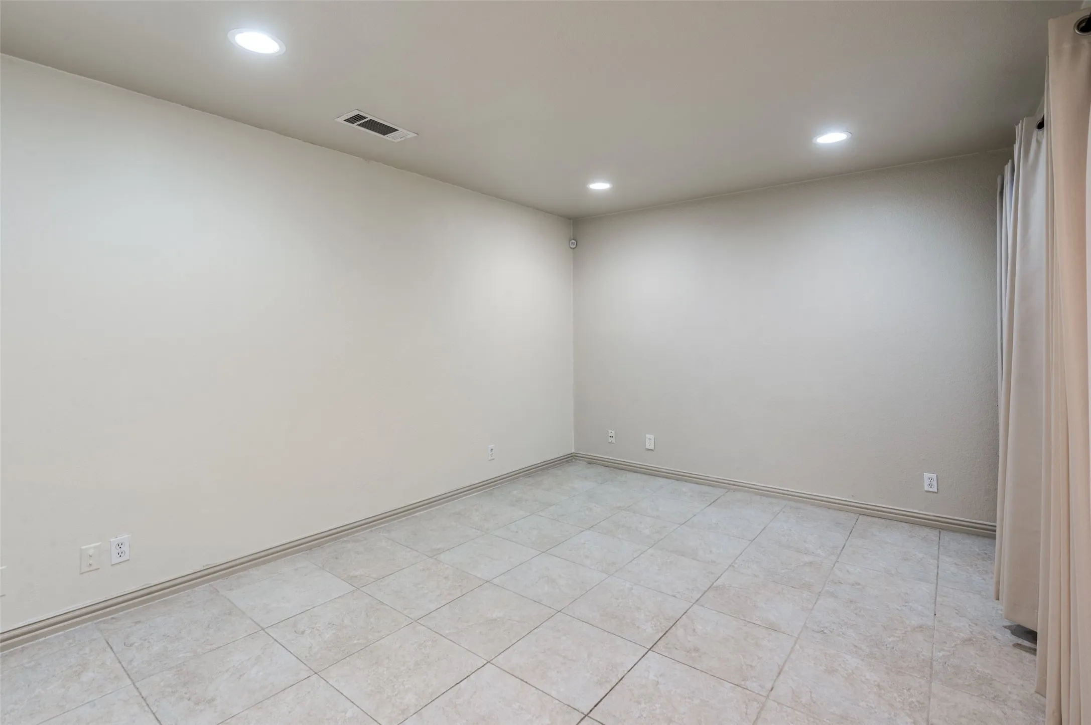 Condominium For Sale in Collin County , 18240 Midway Road 1704, Dallas, Texas 75287, 2 Bedroom, 3 Bathroom, Garage spaces, 1,032 Sqft, built in 1982, mls#21162886, Real Estate Agent in Dallas, Homes For Sale in Collin county, Homes For Sale in Dallas, Realtor in Dallas Texas, Real Estate Brokerage Independent Realty Texas, Luminita Cordes Realtor