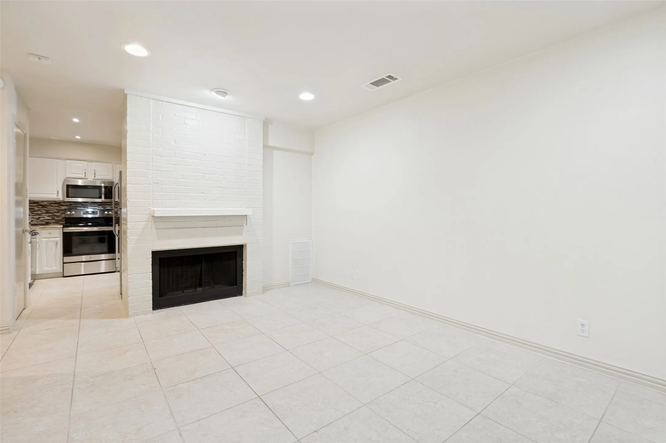 Condominium For Sale in Collin County , 18240 Midway Road 1704, Dallas, Texas 75287, 2 Bedroom, 3 Bathroom, Garage spaces, 1,032 Sqft, built in 1982, mls#21162886, Real Estate Agent in Dallas, Homes For Sale in Collin county, Homes For Sale in Dallas, Realtor in Dallas Texas, Real Estate Brokerage Independent Realty Texas, Luminita Cordes Realtor
