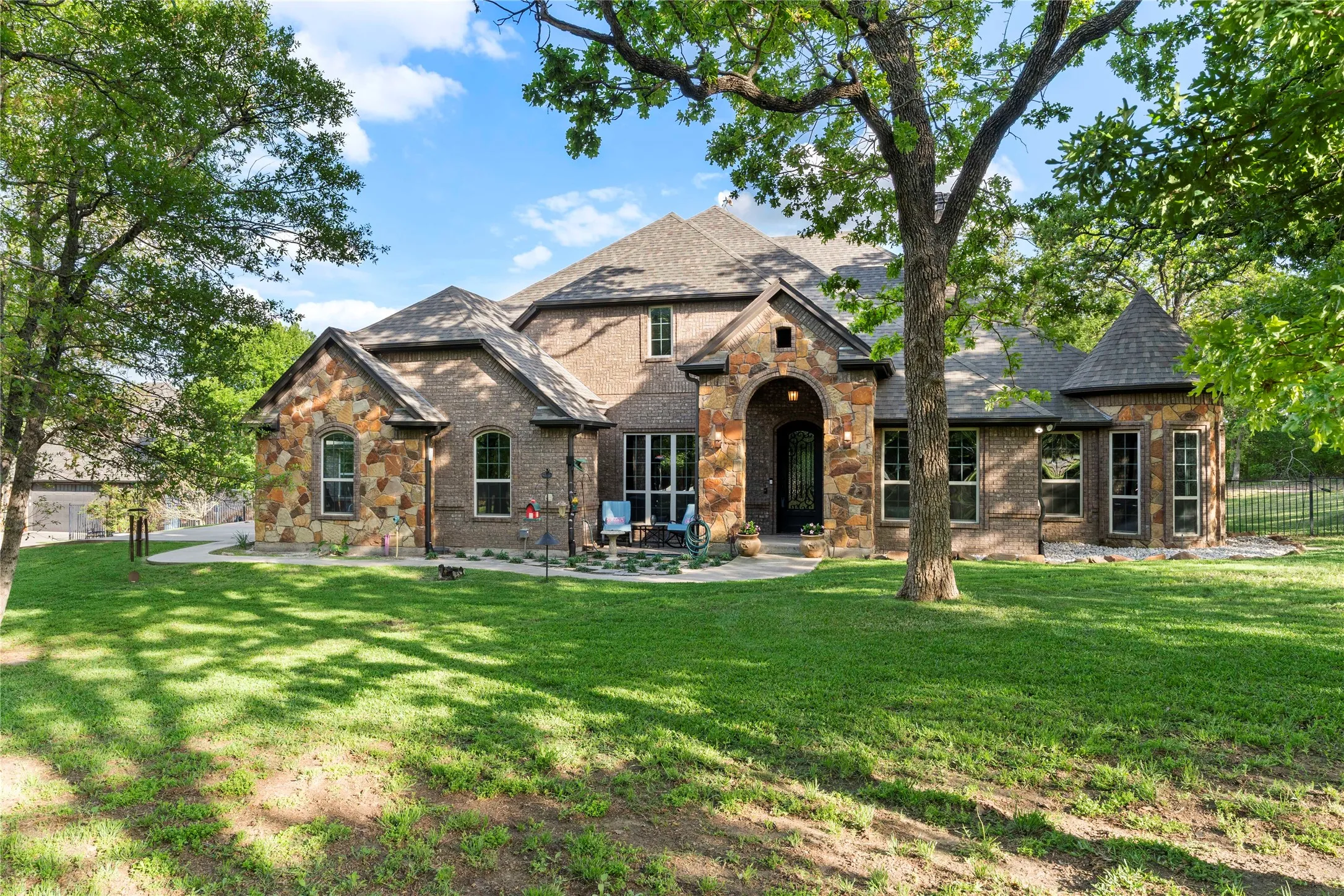 Single Family Residence For Sale in Tarrant County , 7401 Hilltop Drive, Fort Worth, Texas 76108, 6 Bedrooms, 5 Bathrooms, 5 Garage spaces, 4,135 Sqft, built in 2012, Preowned, Price $1,850,000, mls#21162748, Real Estate Agent in Fort Worth, Homes For Sale in Tarrant county, Homes For Sale in Fort Worth, Realtor in Fort Worth Texas, Real Estate Brokerage Independent Realty Texas, Luminita Cordes Realtor
