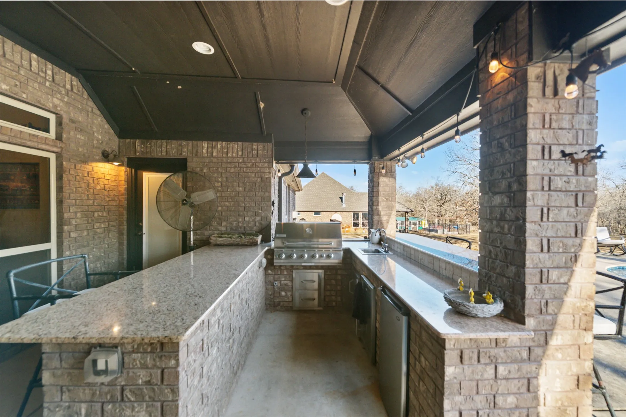 Fully setup outdoor kitchen with granite countertops