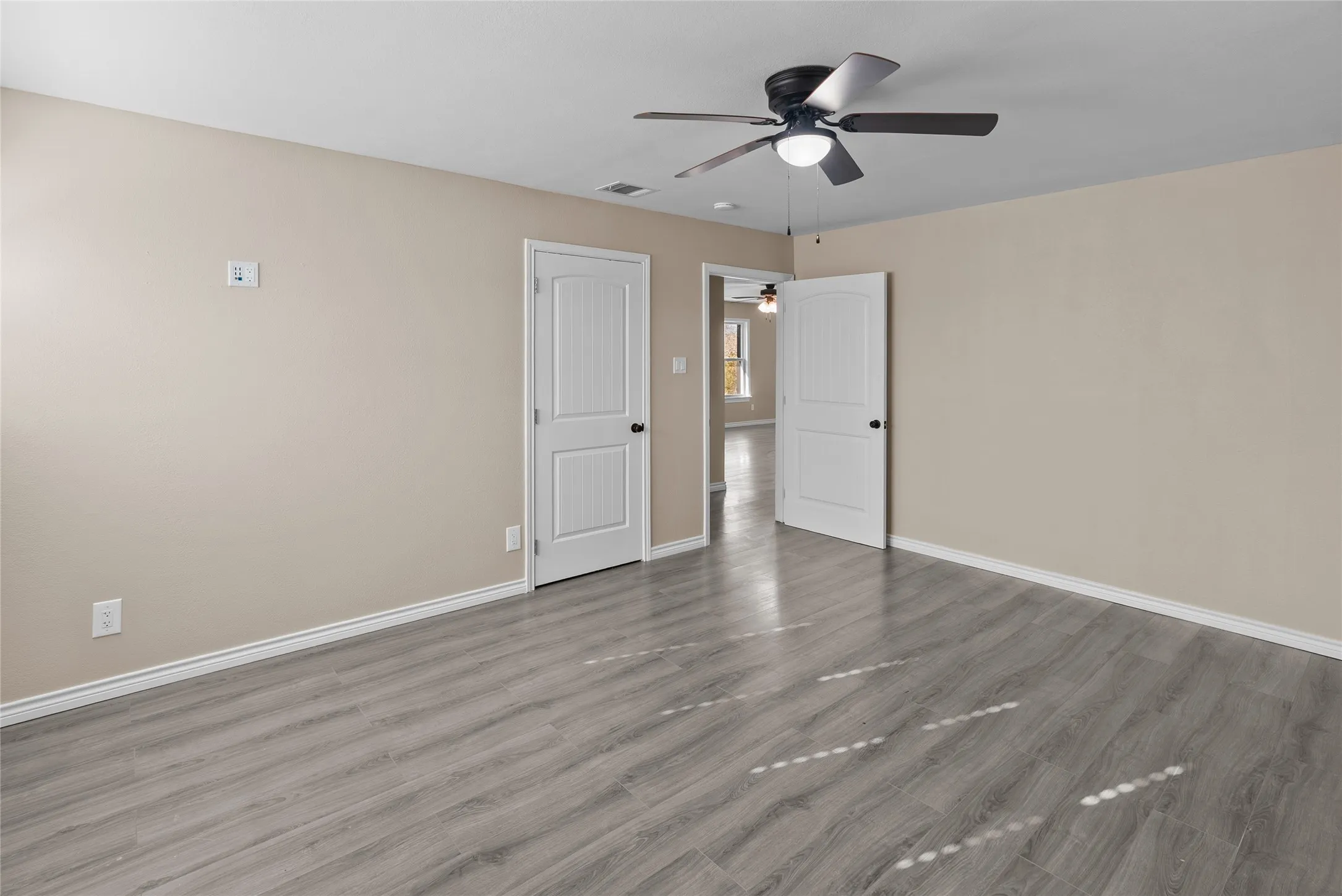 Single Family Residence For Sale in Parker County , 170 High Ridge Drive, Azle, Texas 76020, 5 Bedroom, 3 Bathroom, Garage spaces, 2,240 Sqft, built in 1981, mls#21162999, Real Estate Agent in Azle, Homes For Sale in Parker county, Homes For Sale in Azle, Realtor in Azle Texas, Real Estate Brokerage Independent Realty Texas, Luminita Cordes Realtor