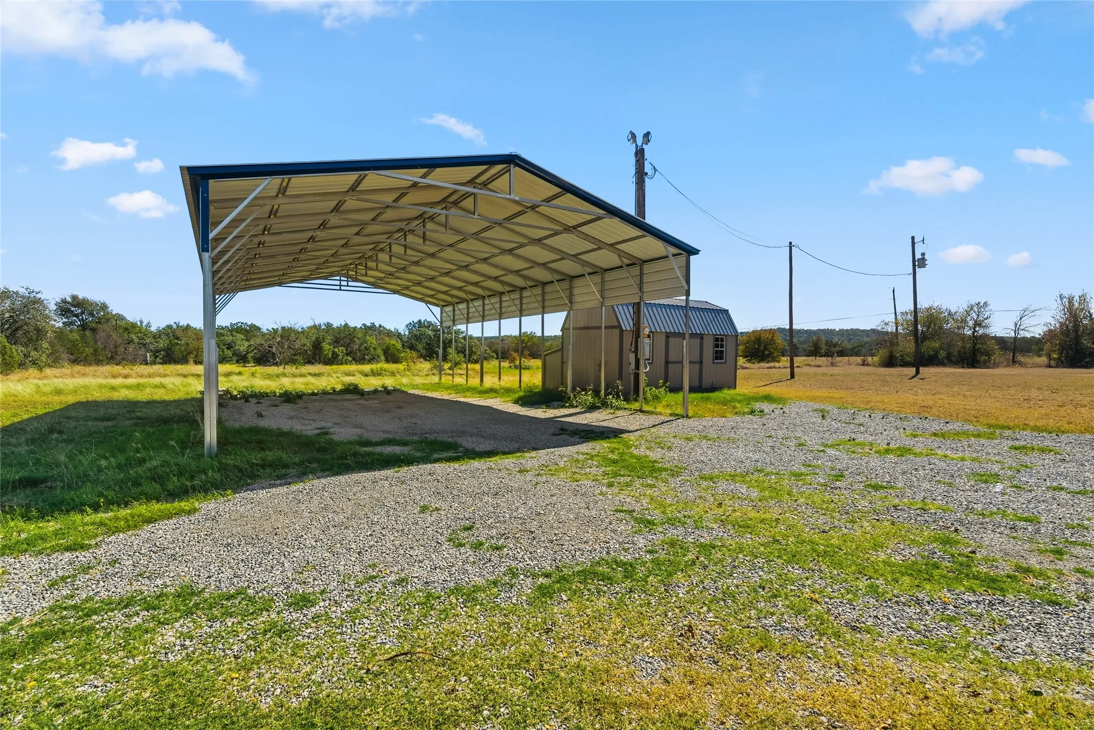Single Family Residence For Sale in Parker County , 170 High Ridge Drive, Azle, Texas 76020, 5 Bedroom, 3 Bathroom, Garage spaces, 2,240 Sqft, built in 1981, mls#21162999, Real Estate Agent in Azle, Homes For Sale in Parker county, Homes For Sale in Azle, Realtor in Azle Texas, Real Estate Brokerage Independent Realty Texas, Luminita Cordes Realtor