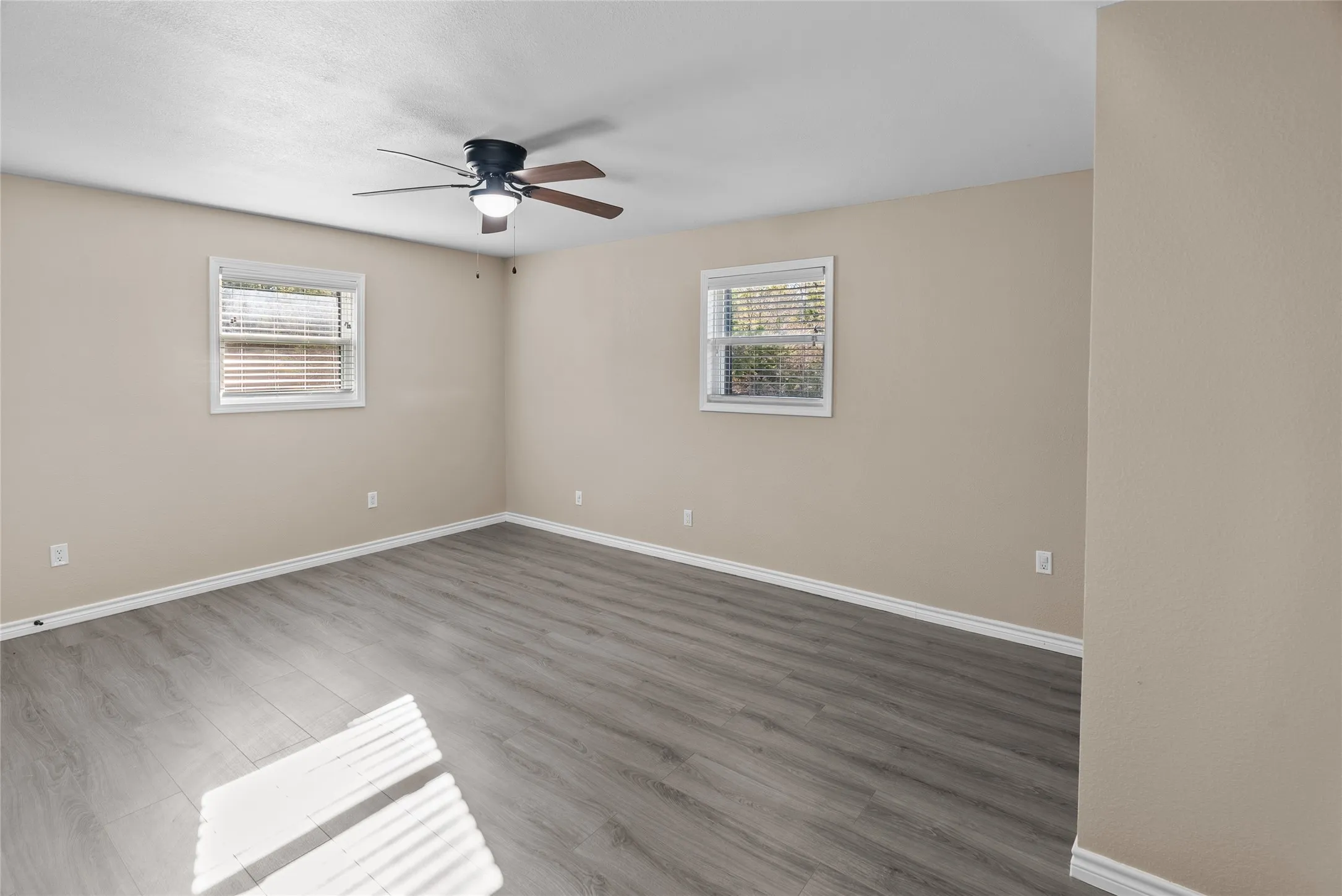 Single Family Residence For Sale in Parker County , 170 High Ridge Drive, Azle, Texas 76020, 5 Bedroom, 3 Bathroom, Garage spaces, 2,240 Sqft, built in 1981, mls#21162999, Real Estate Agent in Azle, Homes For Sale in Parker county, Homes For Sale in Azle, Realtor in Azle Texas, Real Estate Brokerage Independent Realty Texas, Luminita Cordes Realtor