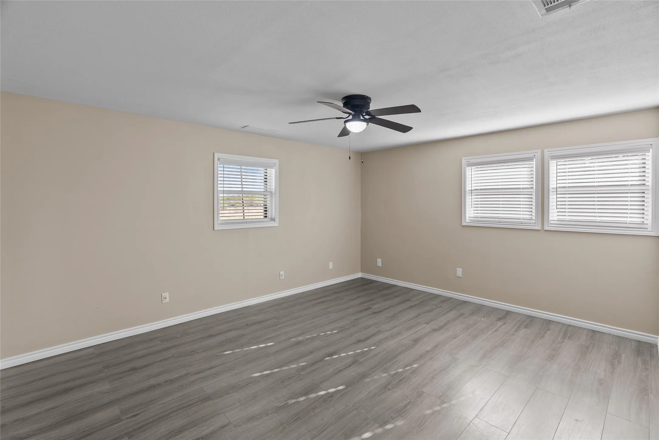 Single Family Residence For Sale in Parker County , 170 High Ridge Drive, Azle, Texas 76020, 5 Bedroom, 3 Bathroom, Garage spaces, 2,240 Sqft, built in 1981, mls#21162999, Real Estate Agent in Azle, Homes For Sale in Parker county, Homes For Sale in Azle, Realtor in Azle Texas, Real Estate Brokerage Independent Realty Texas, Luminita Cordes Realtor