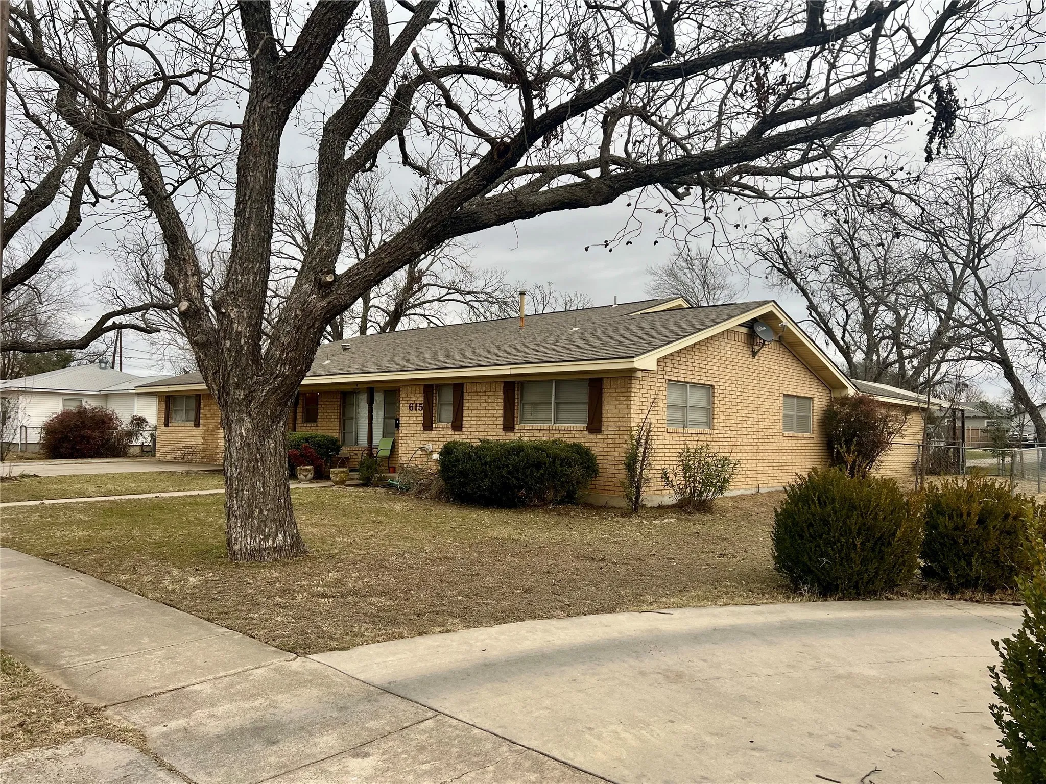 Single Family Residence For Sale in Erath County , 615 N Patrick Street, Dublin, Texas 76446, 4 Bedrooms, 2 Bathrooms, 2 Garage spaces, 2,532 Sqft, built in 1974, Price $299,000, mls#21163004, Real Estate Agent in Dublin, Homes For Sale in Erath county, Homes For Sale in Dublin, Realtor in Dublin Texas, Real Estate Brokerage Independent Realty Texas, Luminita Cordes Realtor