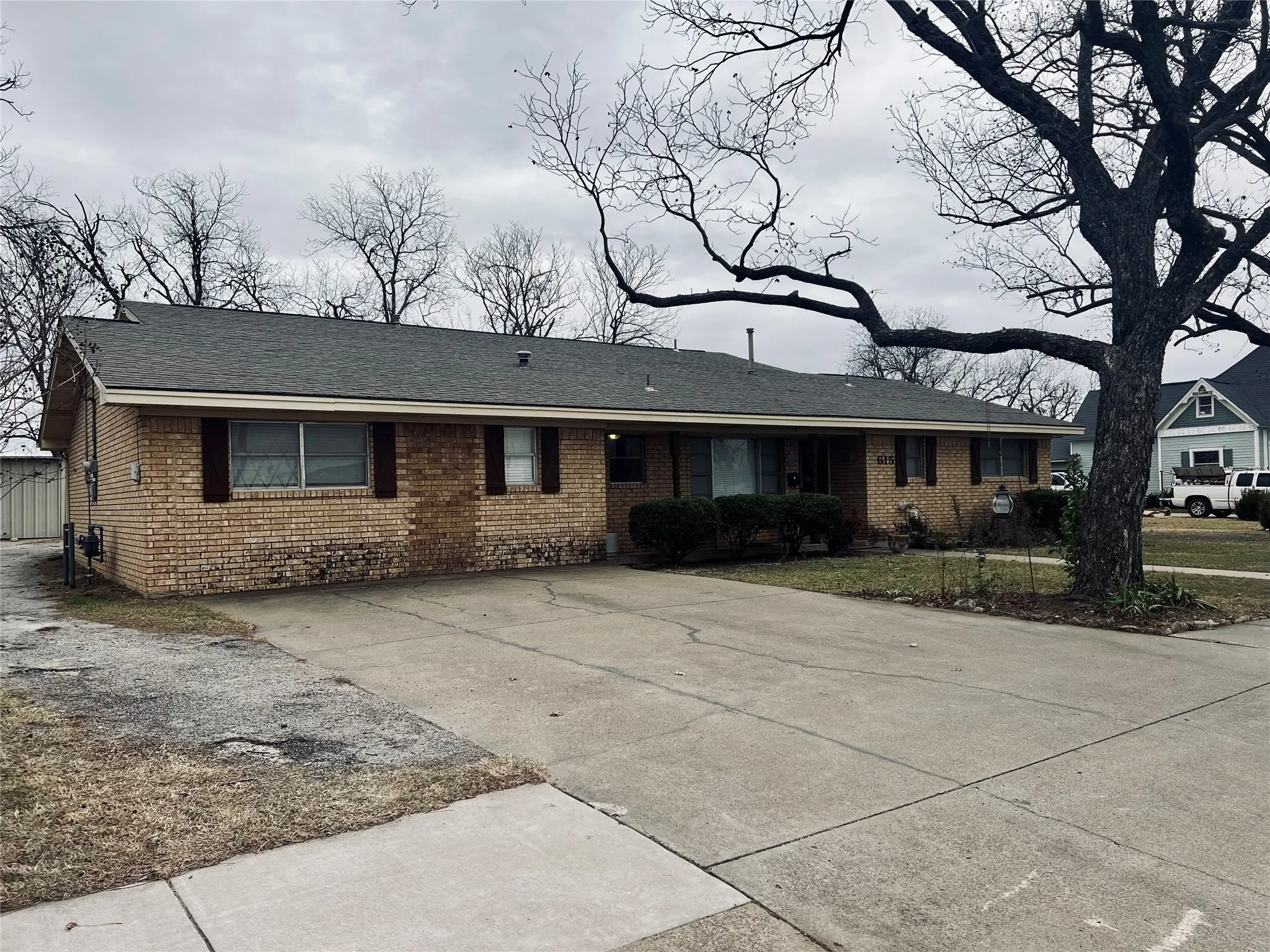 Single Family Residence For Sale in Erath County , 615 N Patrick Street, Dublin, Texas 76446, 4 Bedrooms, 2 Bathrooms, 2 Garage spaces, 2,532 Sqft, built in 1974, Price $299,000, mls#21163004, Real Estate Agent in Dublin, Homes For Sale in Erath county, Homes For Sale in Dublin, Realtor in Dublin Texas, Real Estate Brokerage Independent Realty Texas, Luminita Cordes Realtor