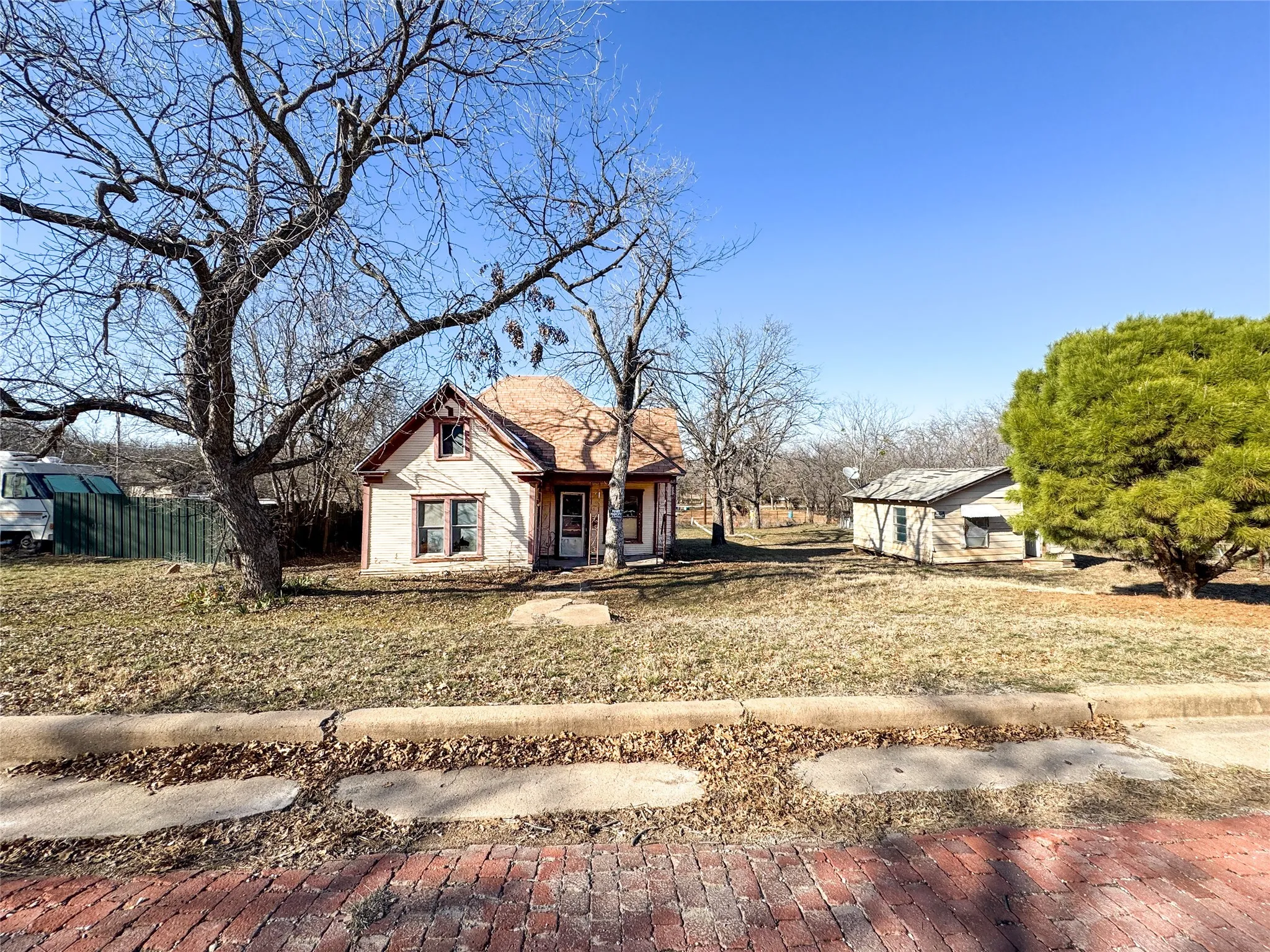 Single Family Residence For Sale in Eastland County , 306 W 3rd Street, Cisco, Texas 76437, 3 Bedroom, 2 Bathroom, Garage spaces, 1,246 Sqft, built in 1920, Preowned, mls#21163014, Real Estate Agent in Cisco, Homes For Sale in Eastland county, Homes For Sale in Cisco, Realtor in Cisco Texas, Real Estate Brokerage Independent Realty Texas, Luminita Cordes Realtor