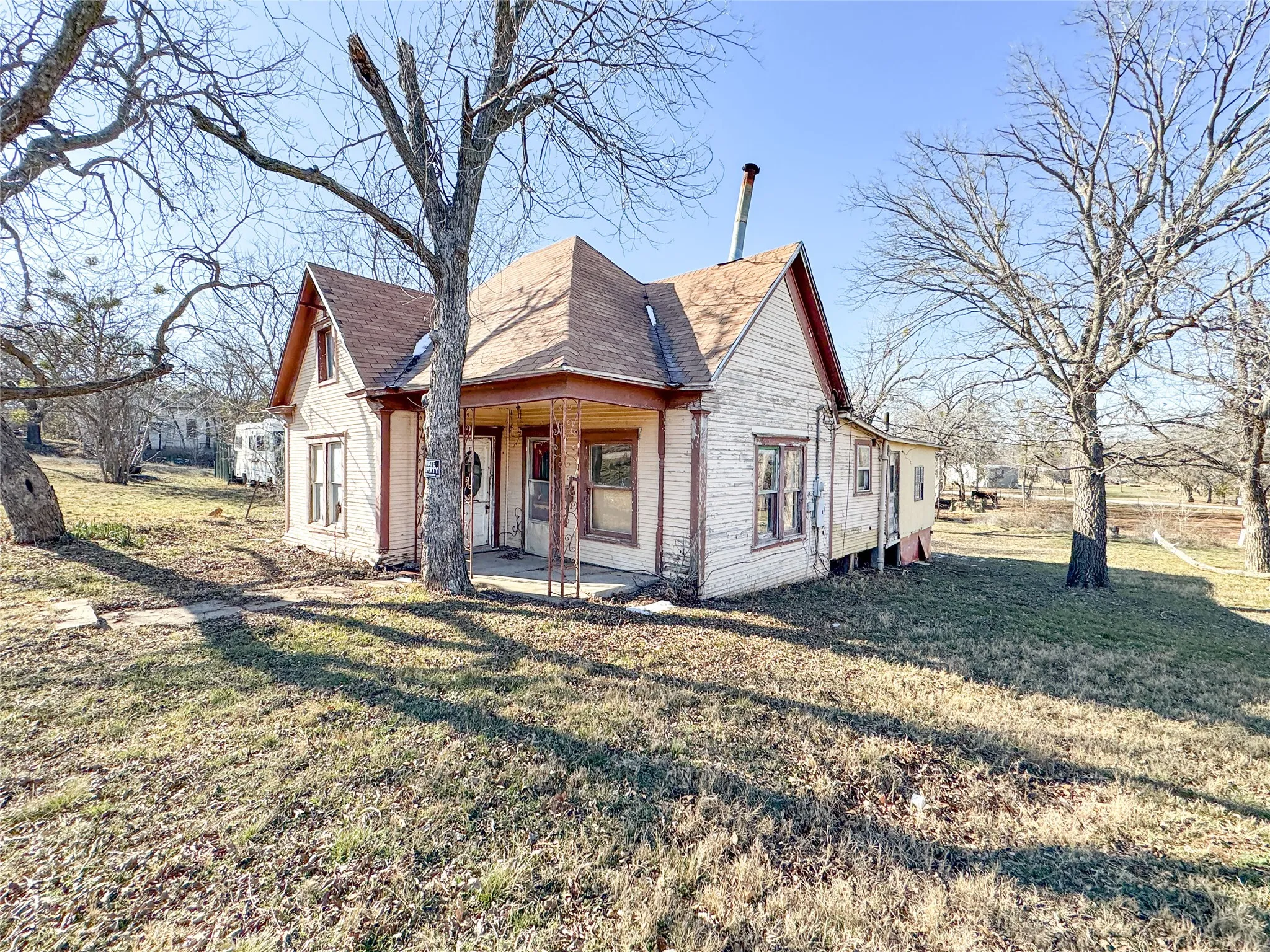 Single Family Residence For Sale in Eastland County , 306 W 3rd Street, Cisco, Texas 76437, 3 Bedroom, 2 Bathroom, Garage spaces, 1,246 Sqft, built in 1920, Preowned, mls#21163014, Real Estate Agent in Cisco, Homes For Sale in Eastland county, Homes For Sale in Cisco, Realtor in Cisco Texas, Real Estate Brokerage Independent Realty Texas, Luminita Cordes Realtor
